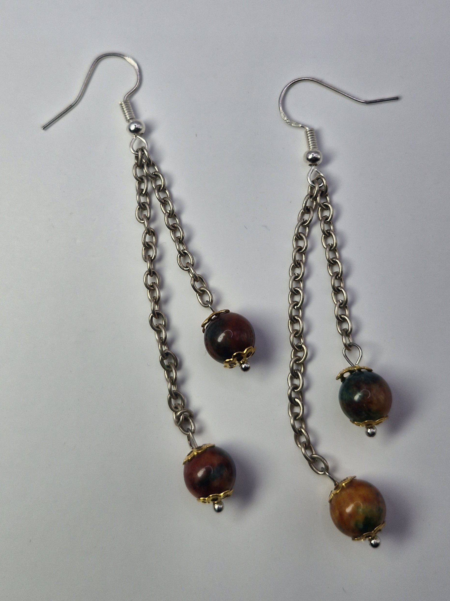 Kolczyki z kamieni naturalnych „Double Chain Jadeit” — na łańcuszkach z kamieniami