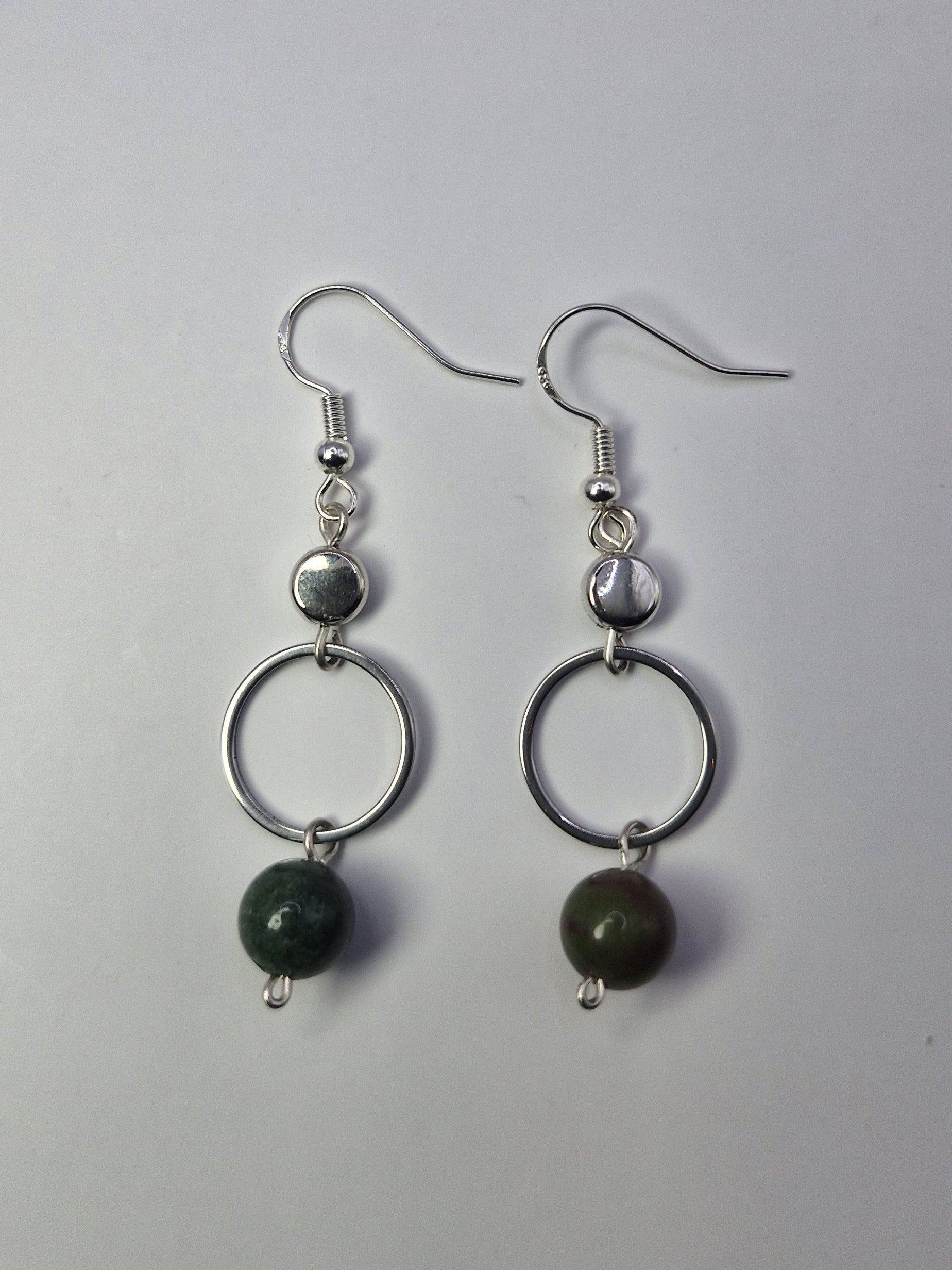 Kolczyki z kamieni naturalnych „Circle & Stone” — koła z zielonym kamieniem