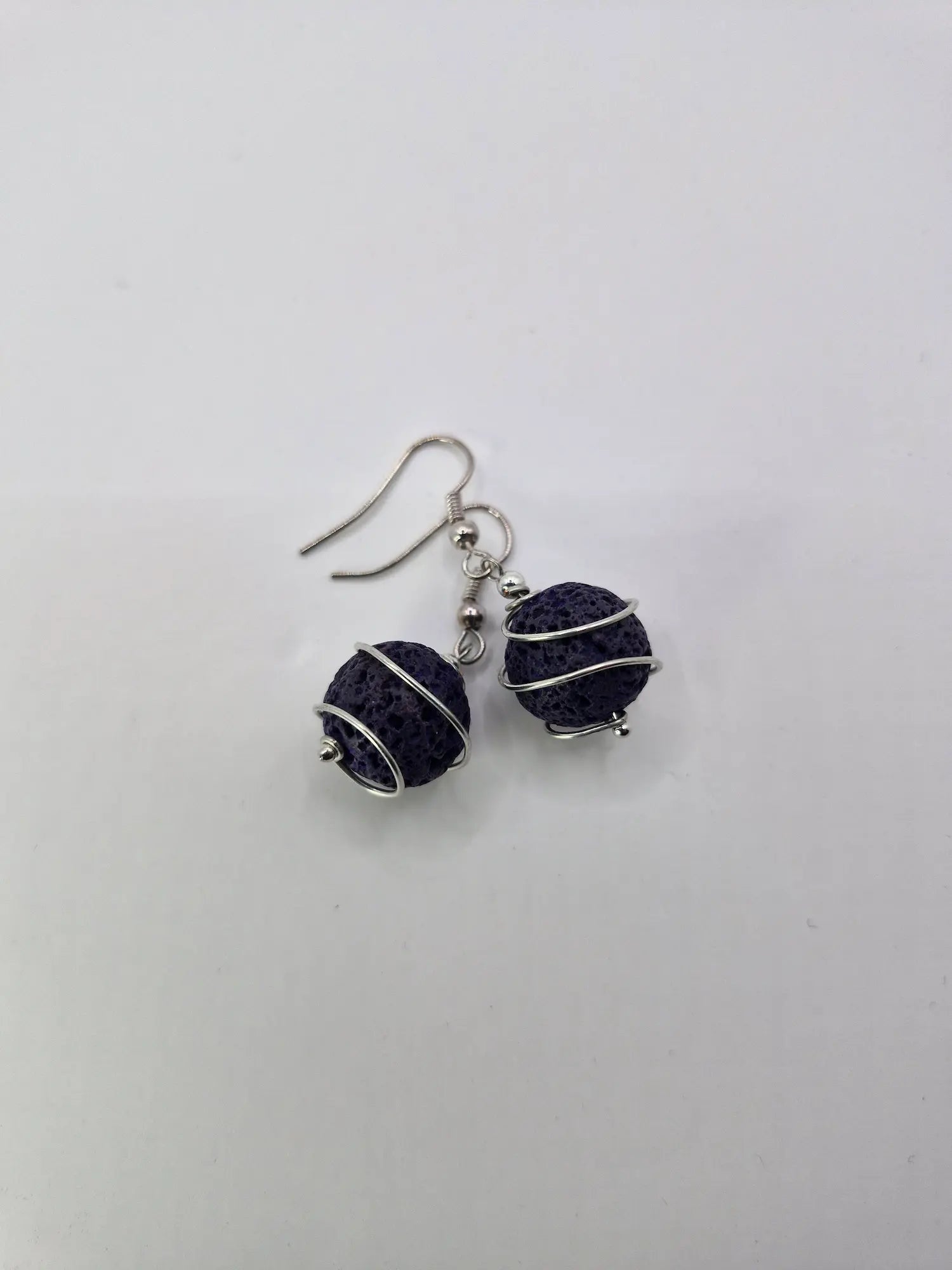 Kolczyki z fioletową lawą w srebrnym oplocie