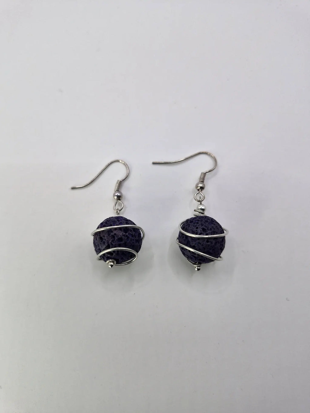 Kolczyki z fioletową lawą w srebrnym oplocie