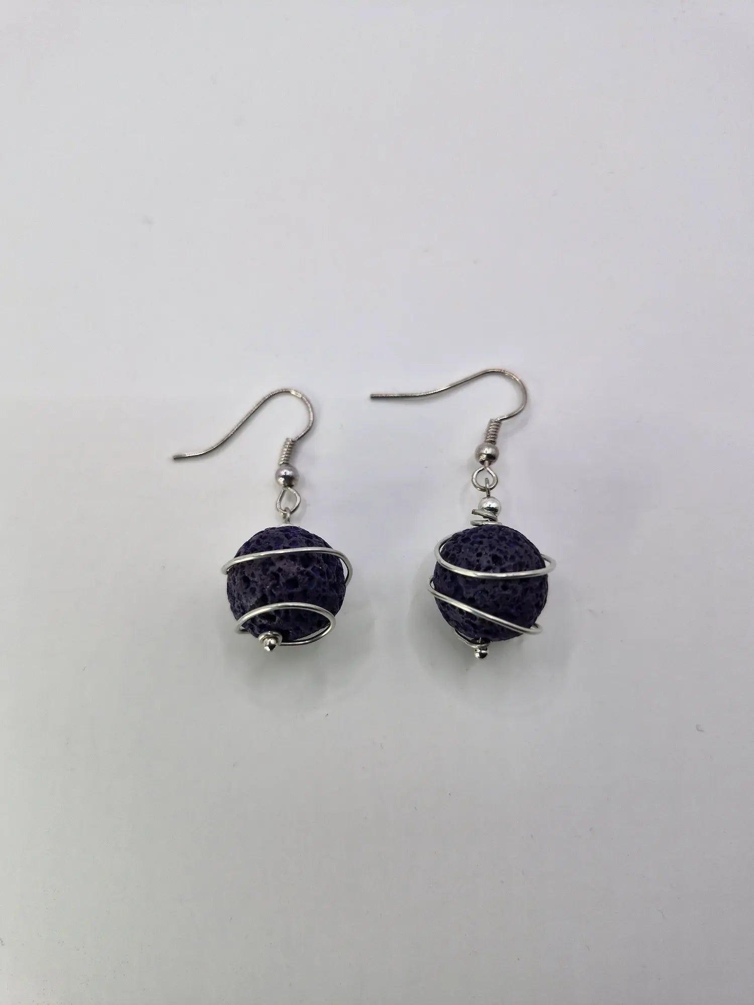 Kolczyki z fioletową lawą w srebrnym oplocie