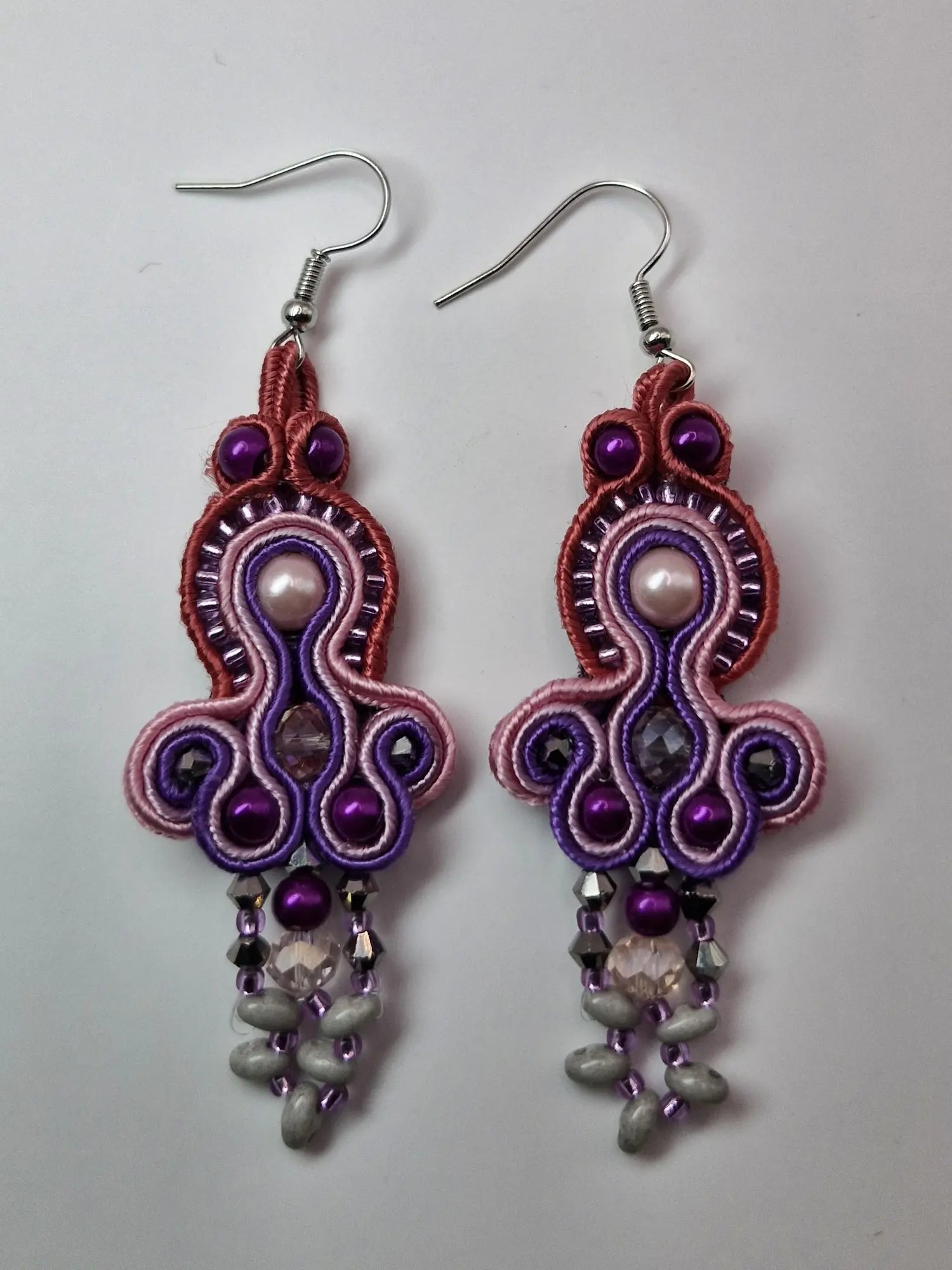 Kolczyki sutasz fiolet-lila z kryształkami