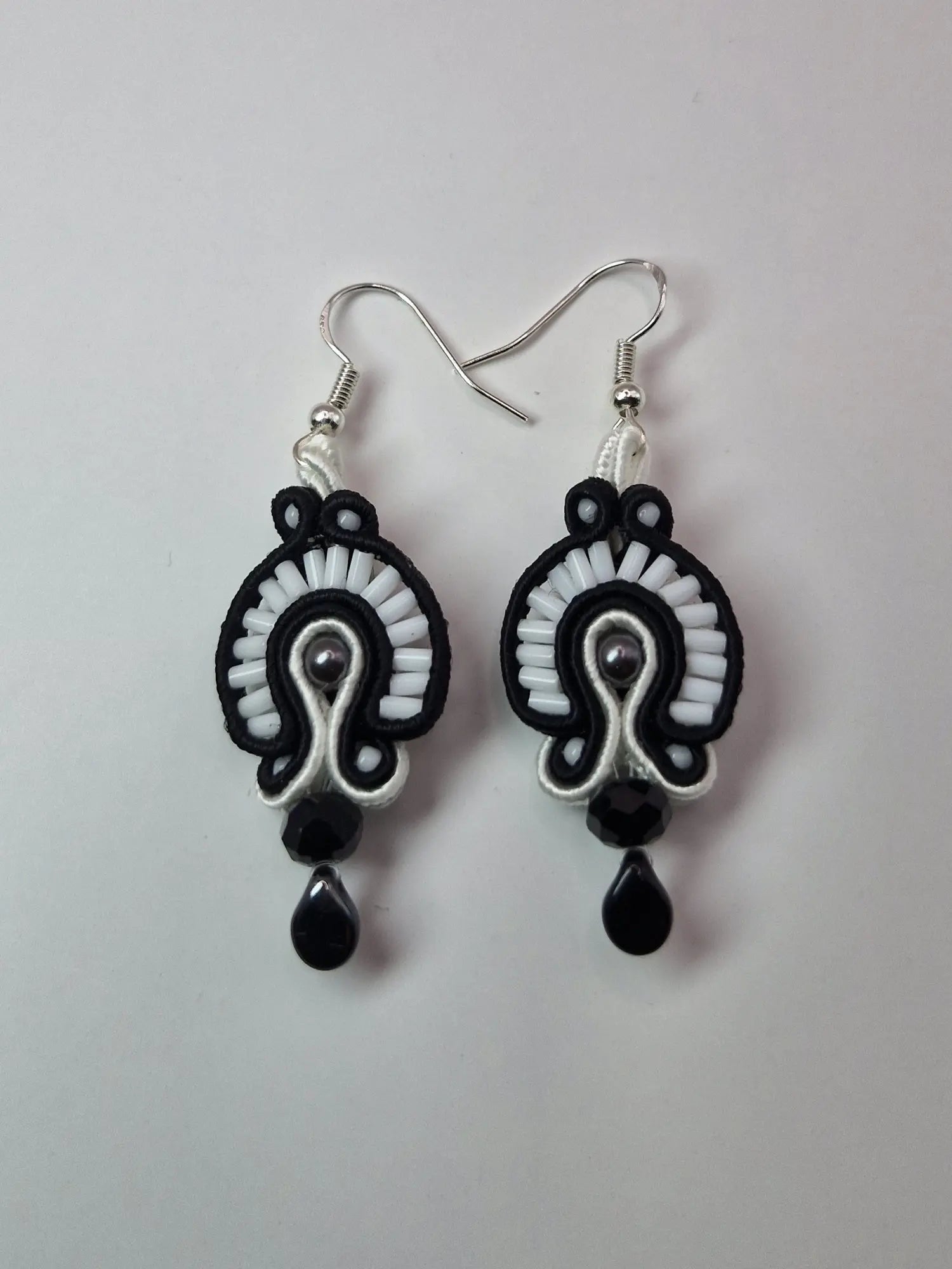 Kolczyki sutasz czarno-białe, kropla, klasyczne