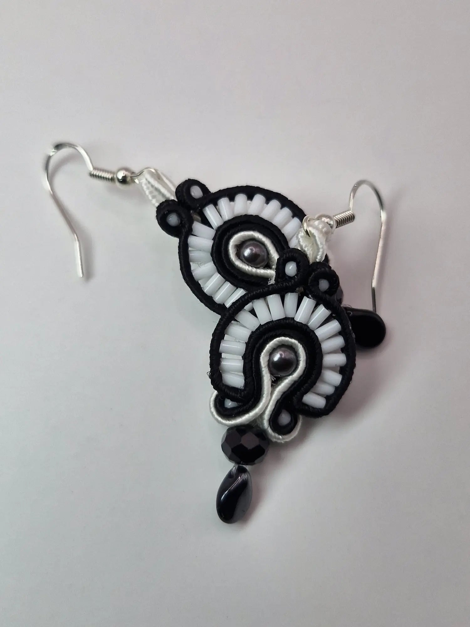 Kolczyki sutasz czarno-białe, kropla, klasyczne