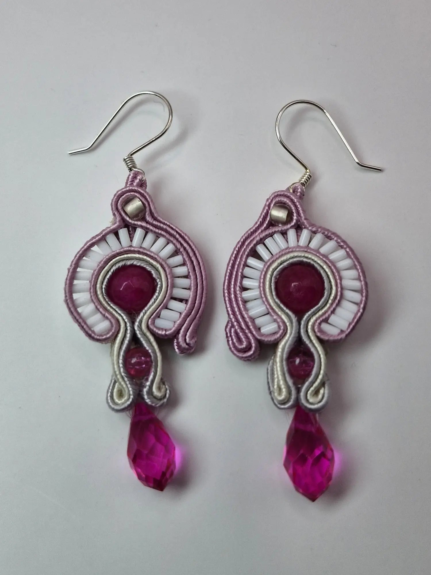 Kolczyki sutasz Pink Crystal Drop – pudrowy róż z malinową kroplą