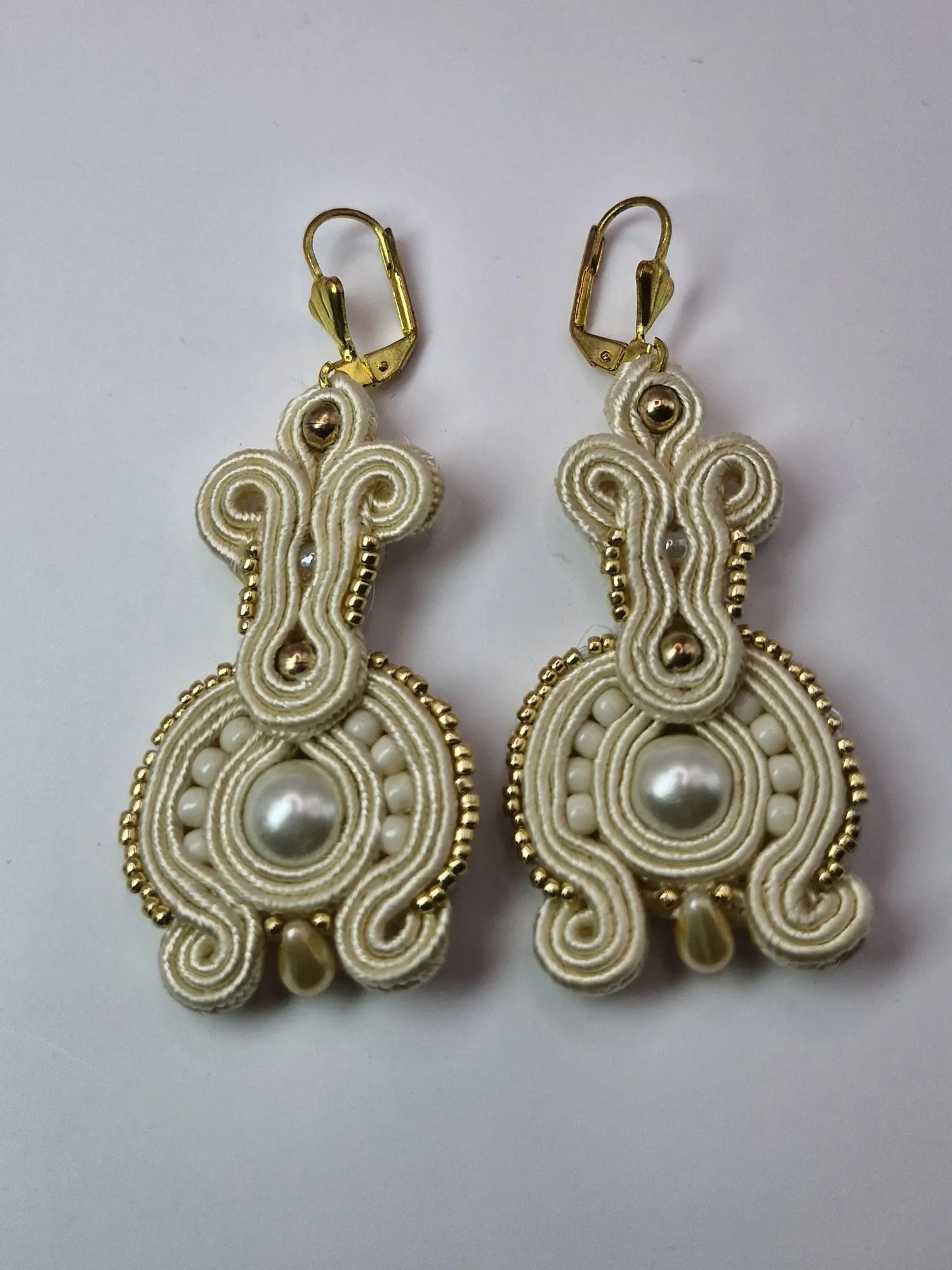 Kolczyki sutasz Ecru Pearl Classic – ecru ze złotym akcentem