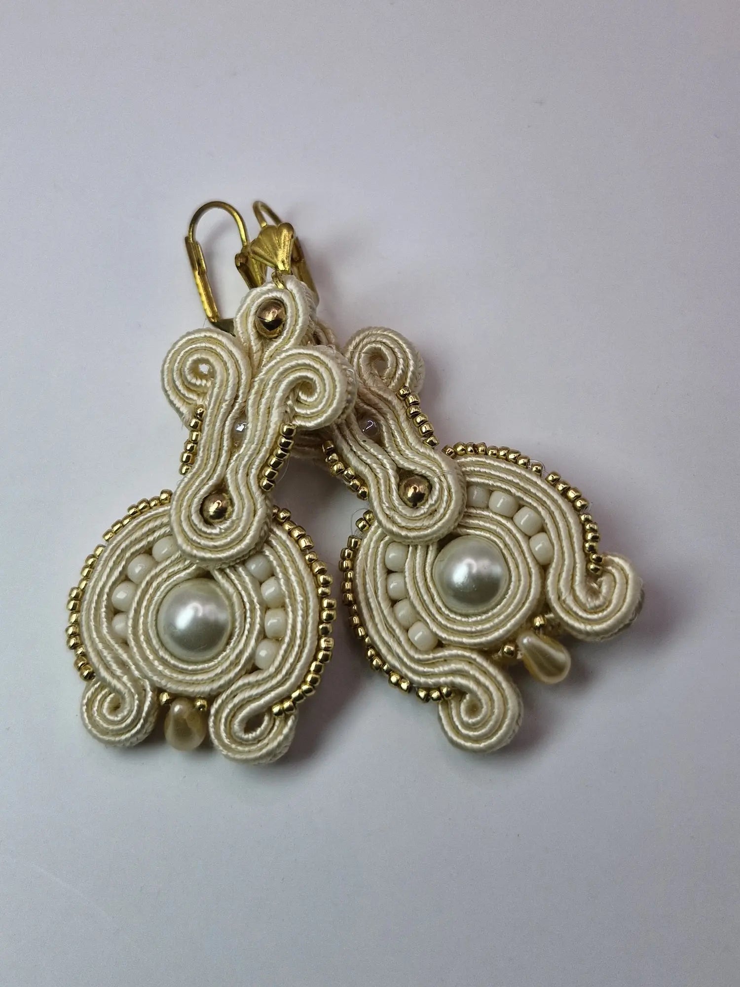 Kolczyki sutasz Ecru Pearl Classic – ecru ze złotym akcentem