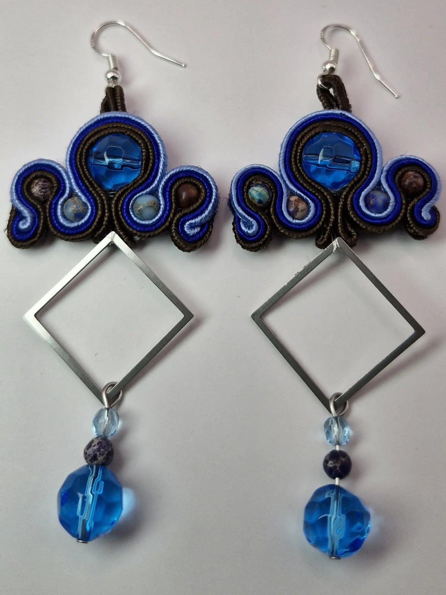 Kolczyki sutasz Blue Geometric – kobalt z geometrycznym rombem