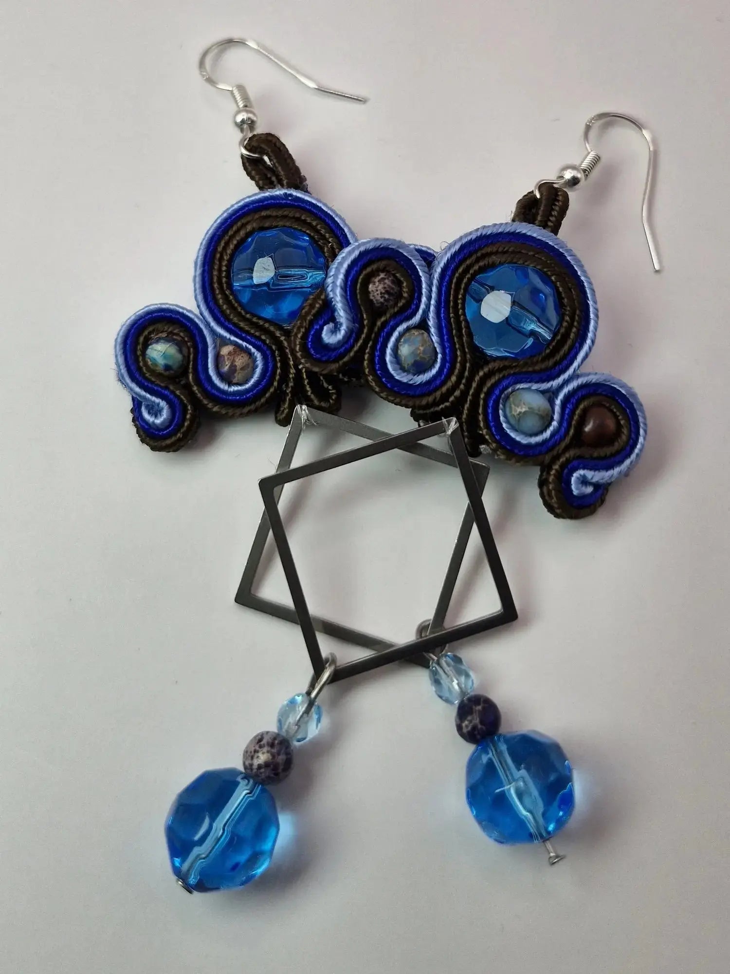 Kolczyki sutasz Blue Geometric – kobalt z geometrycznym rombem