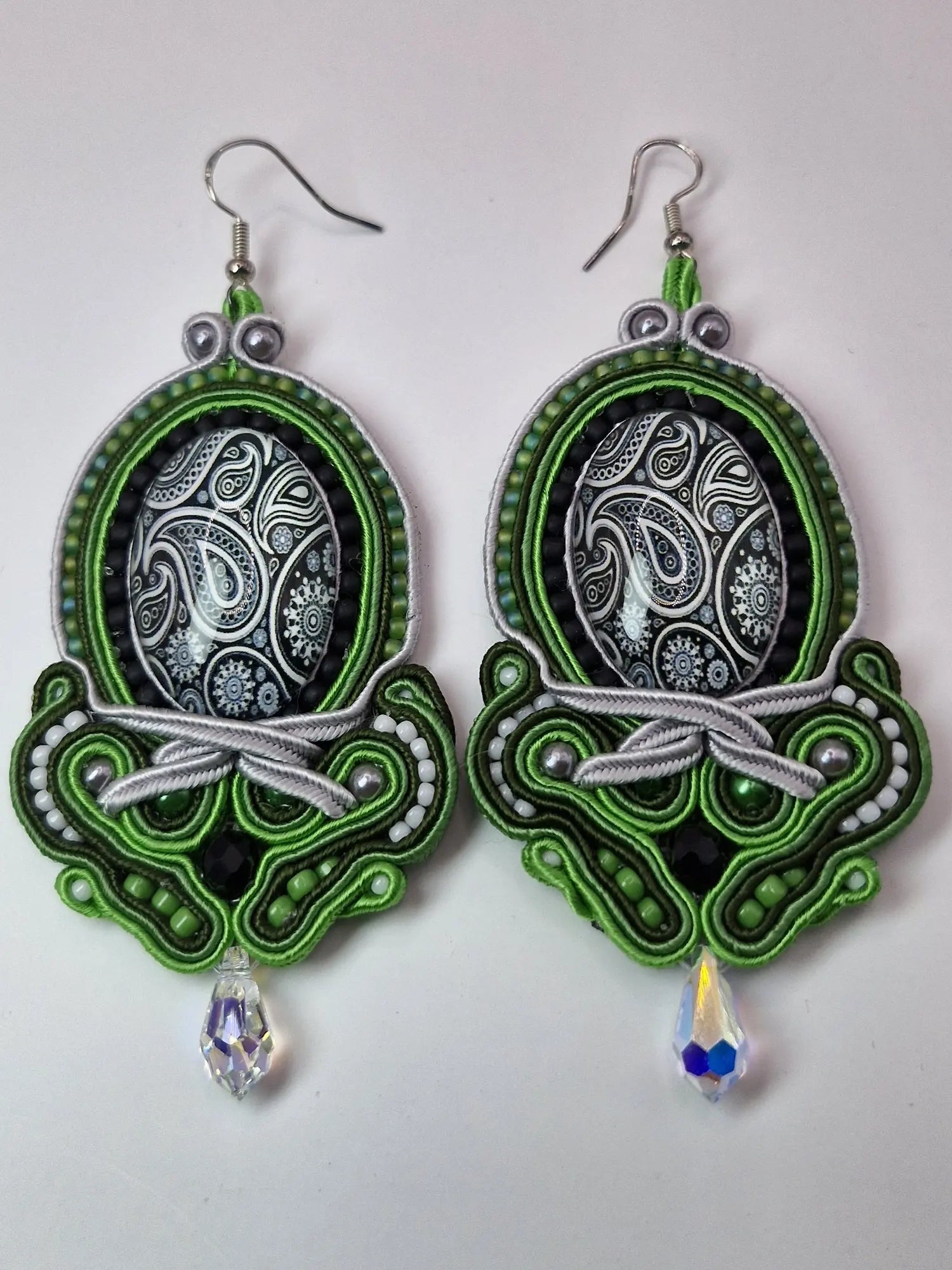 Kolczyki sutasz Green Paisley Gala – duże z kaboszonem paisley