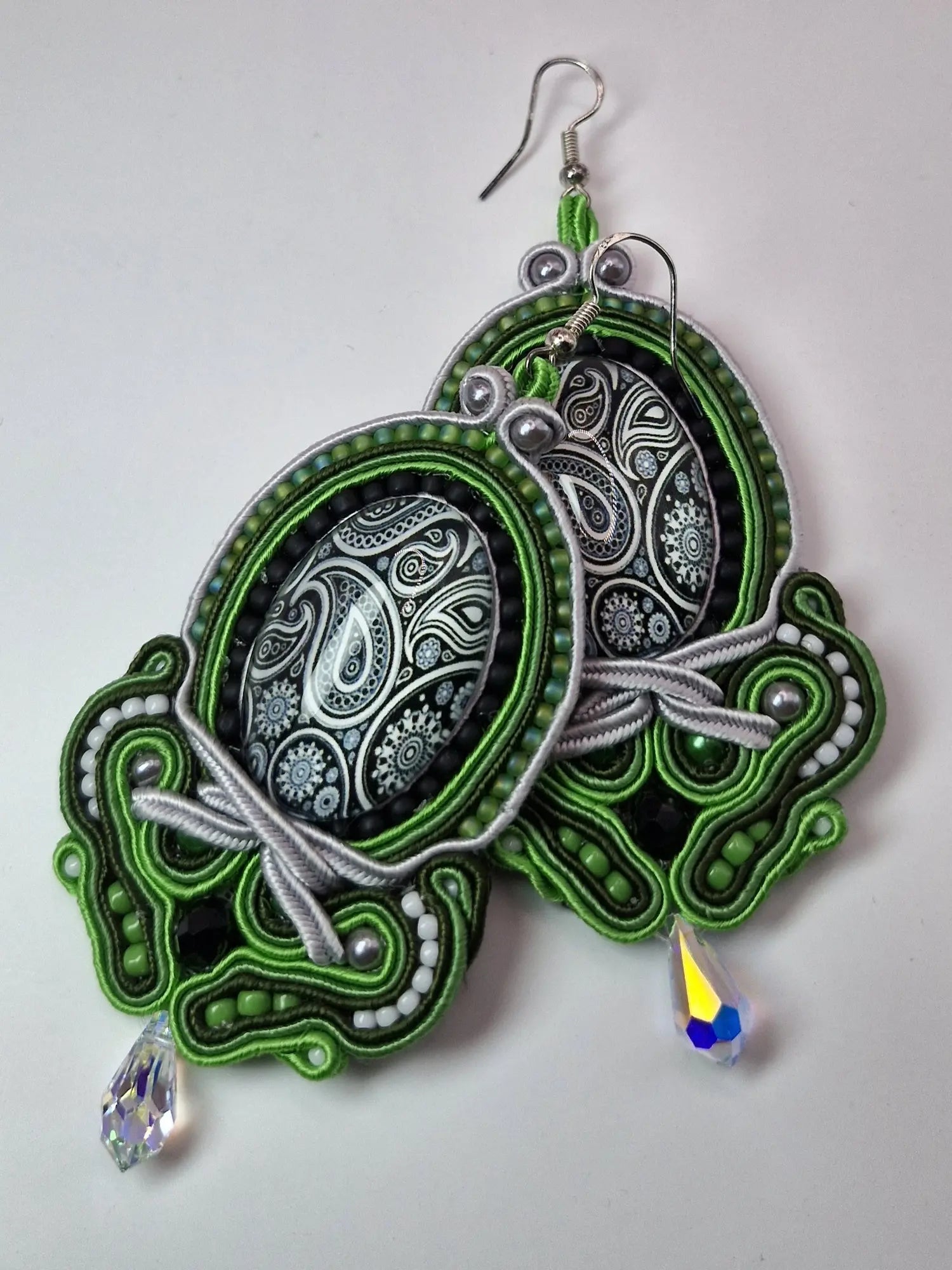 Komplet sutasz „Zielony Paisley” — wisior i kolczyki