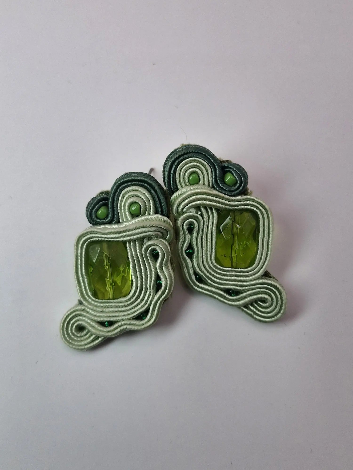 Kolczyki sutasz Lime Twist Mini – limonkowe, asymetryczna linia