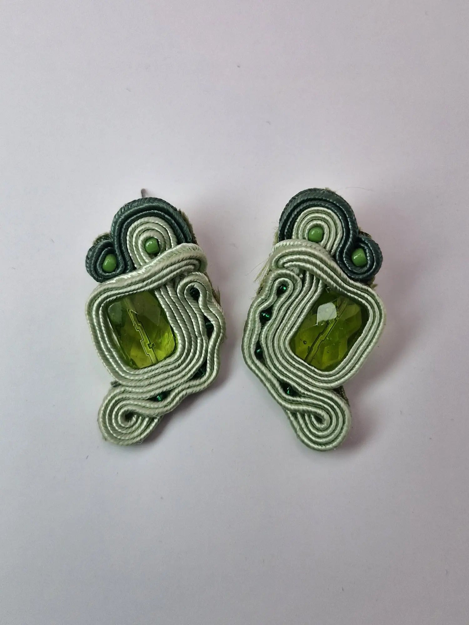 Kolczyki sutasz Lime Twist Mini – limonkowe, asymetryczna linia