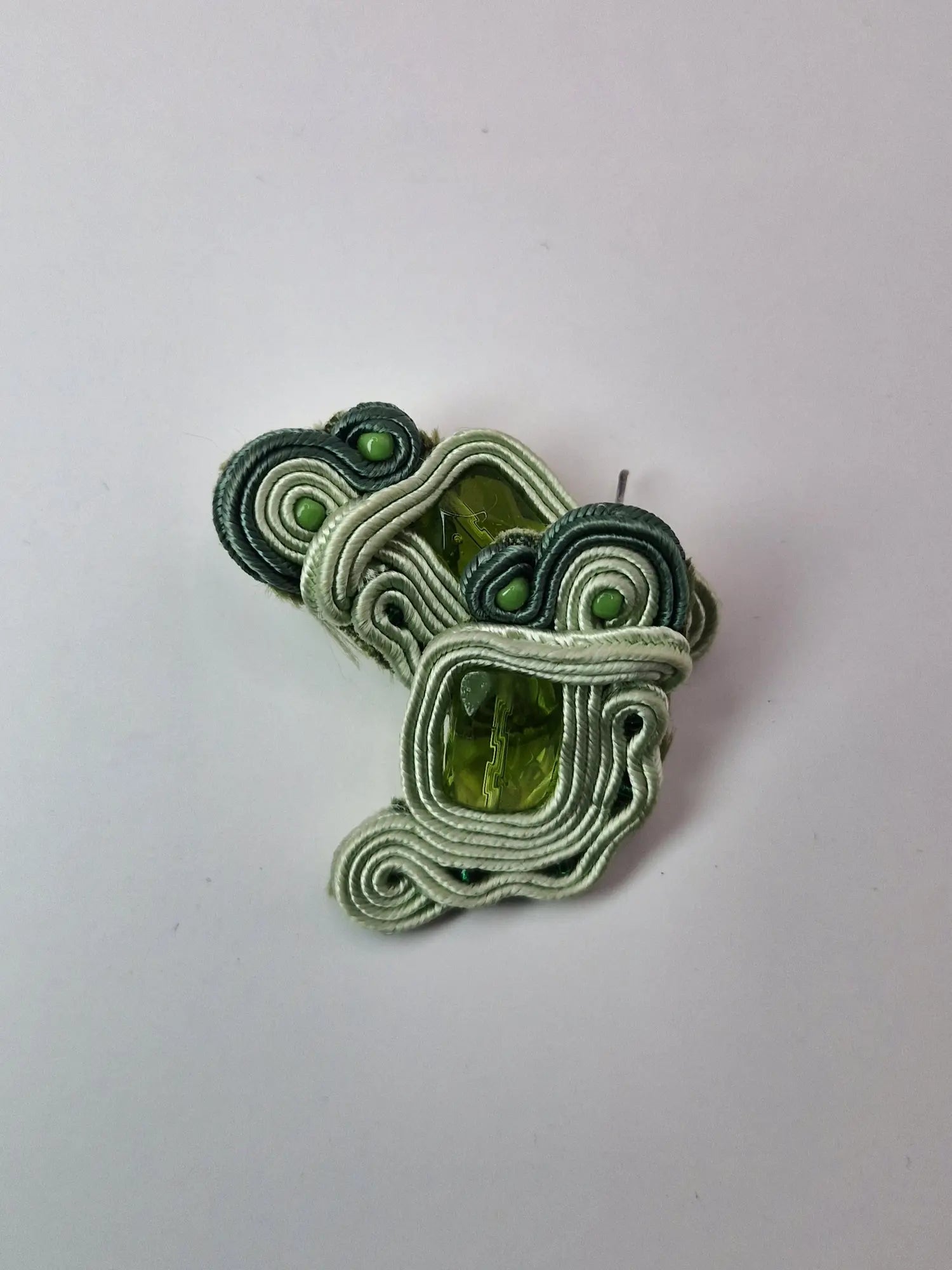 Kolczyki sutasz Lime Twist Mini – limonkowe, asymetryczna linia