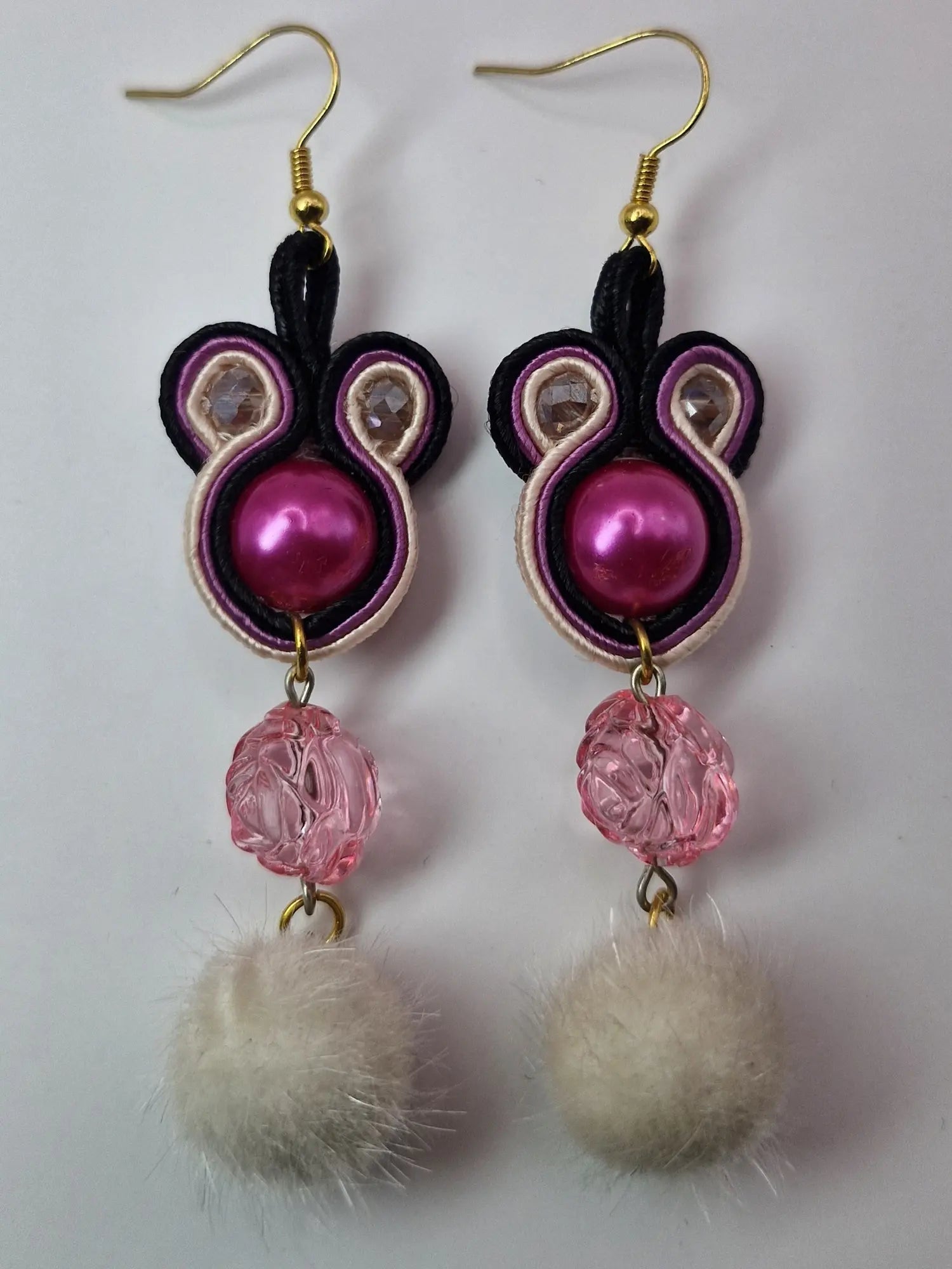 Kolczyki sutasz Fuksja & Ecru z pomponikami (sutasz)