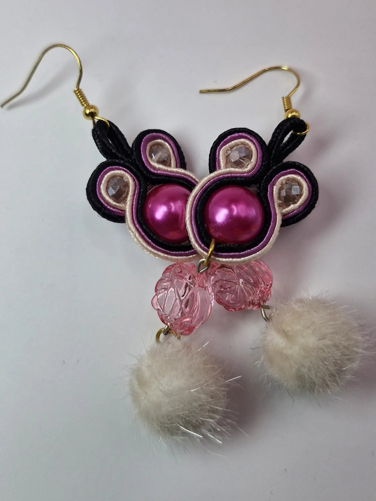 Kolczyki sutasz Fuksja & Ecru z pomponikami (sutasz)