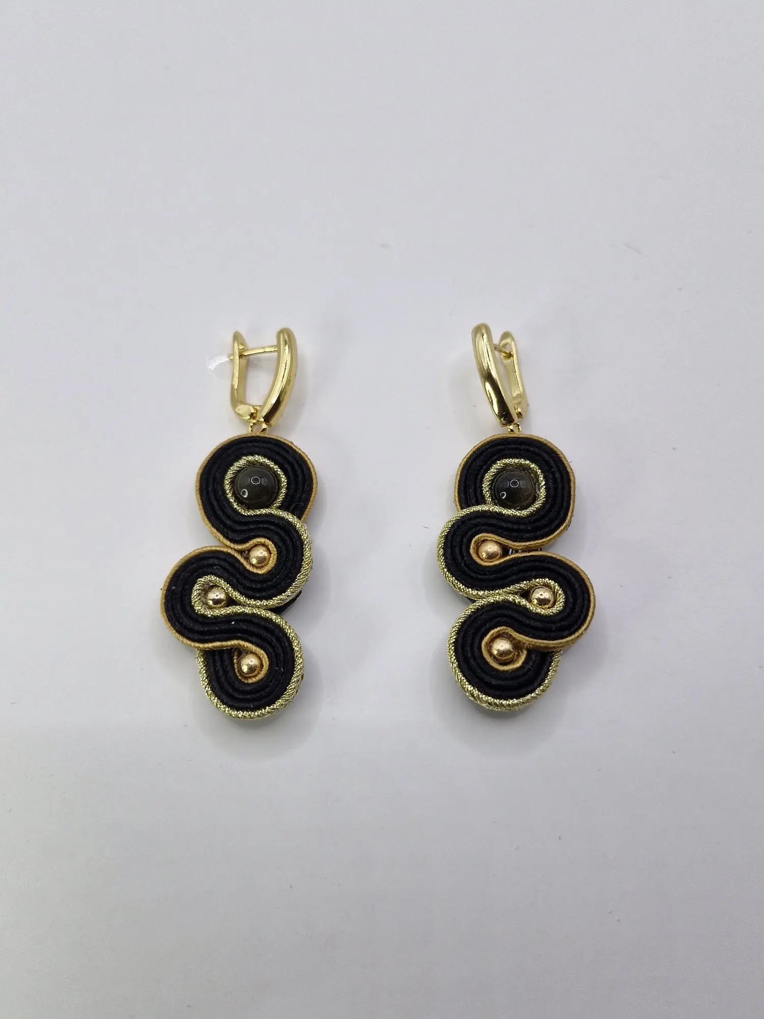 Kolczyki sutasz czarno-złote – elegancja z charakterem