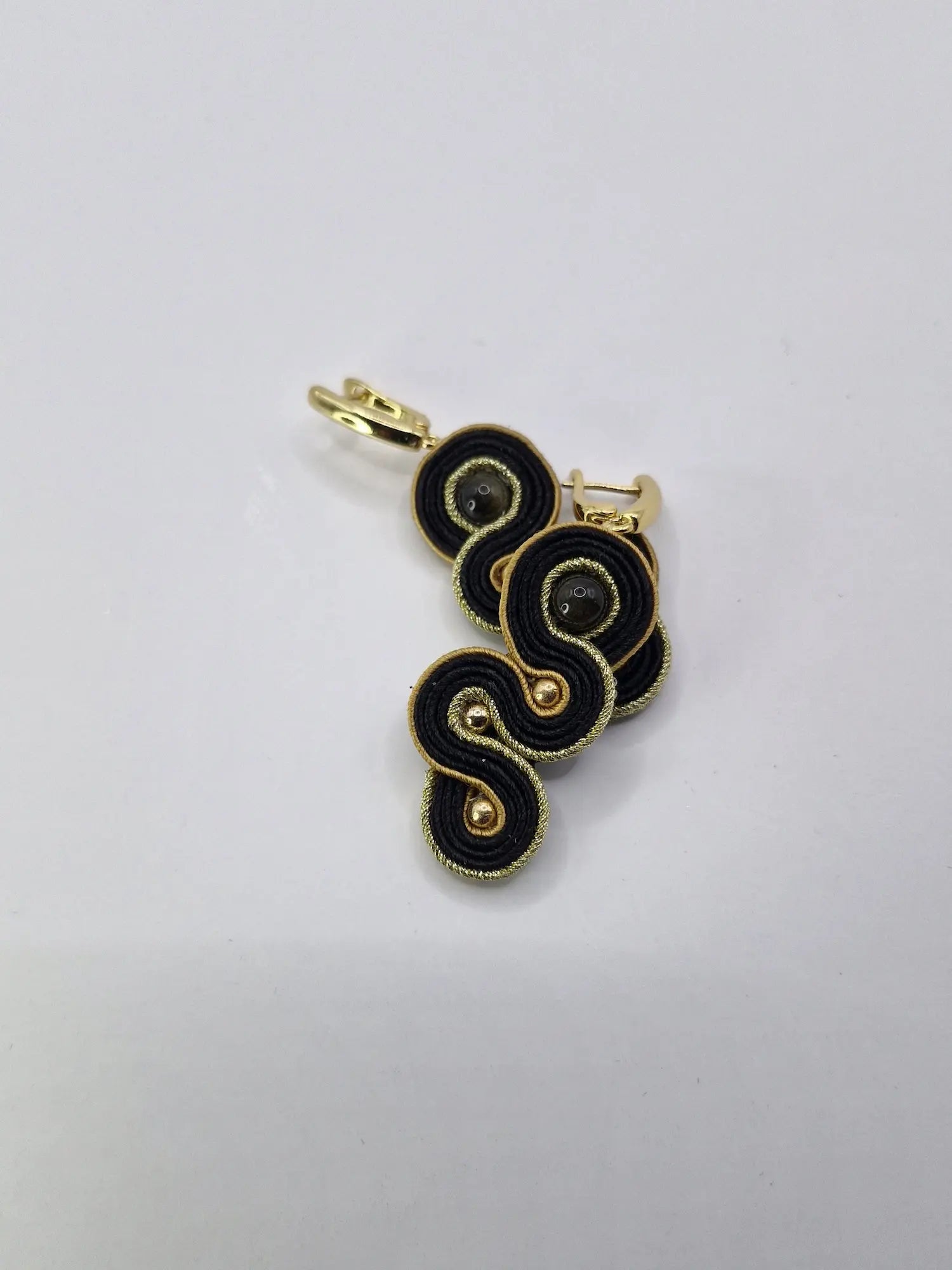 Kolczyki sutasz czarno-złote – elegancja z charakterem