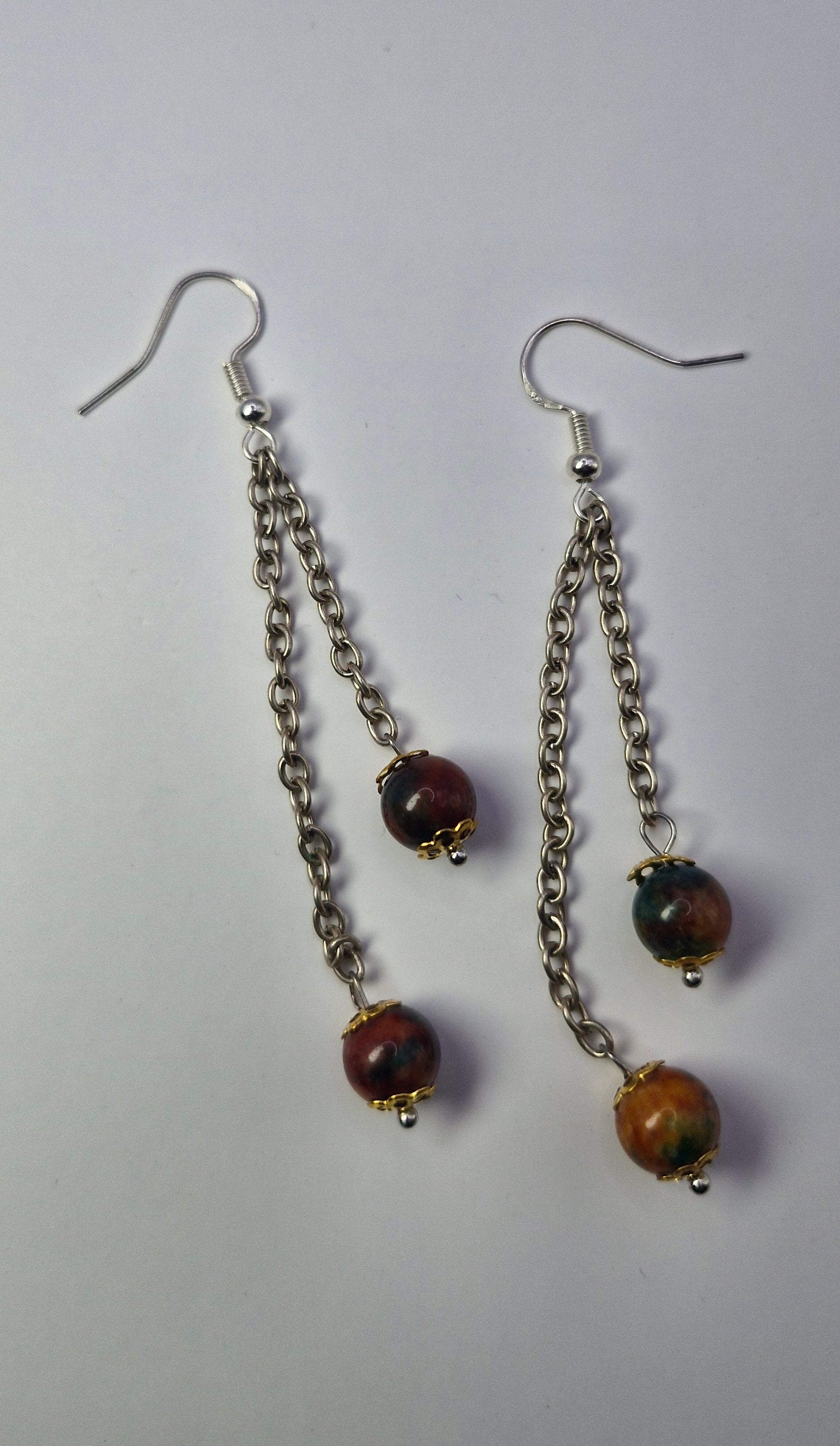 Kolczyki „Double Chain Jadeit” — na łańcuszkach z kamieniami