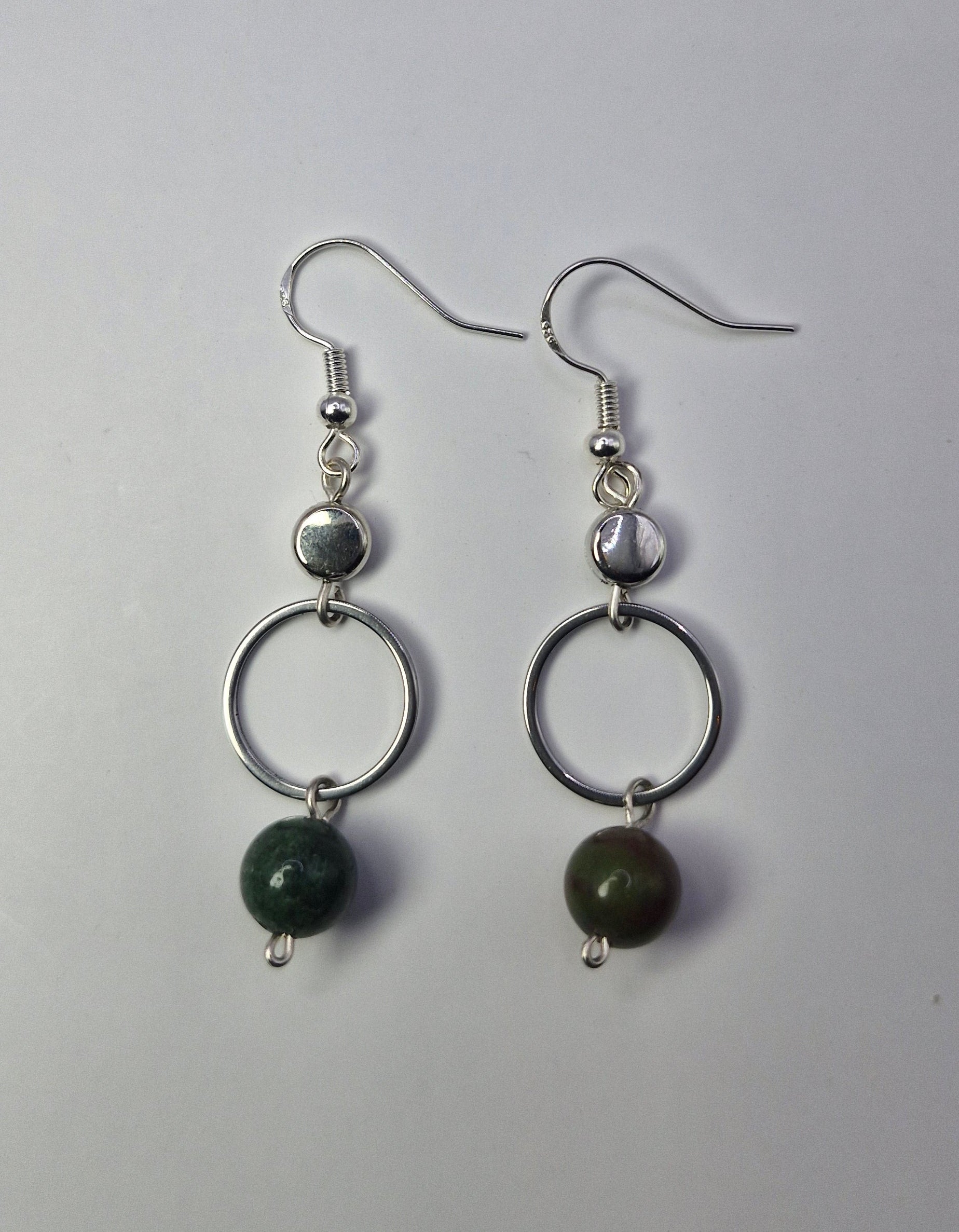 Kolczyki „Circle & Stone” — koła z zielonym kamieniem