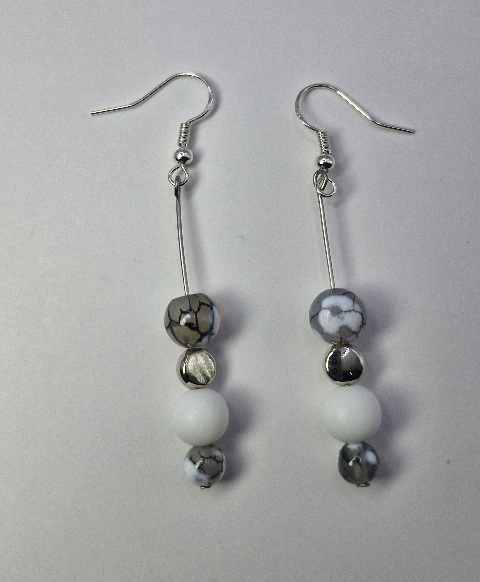 Kolczyki „Marble Line White” — marmurkowe w pionie