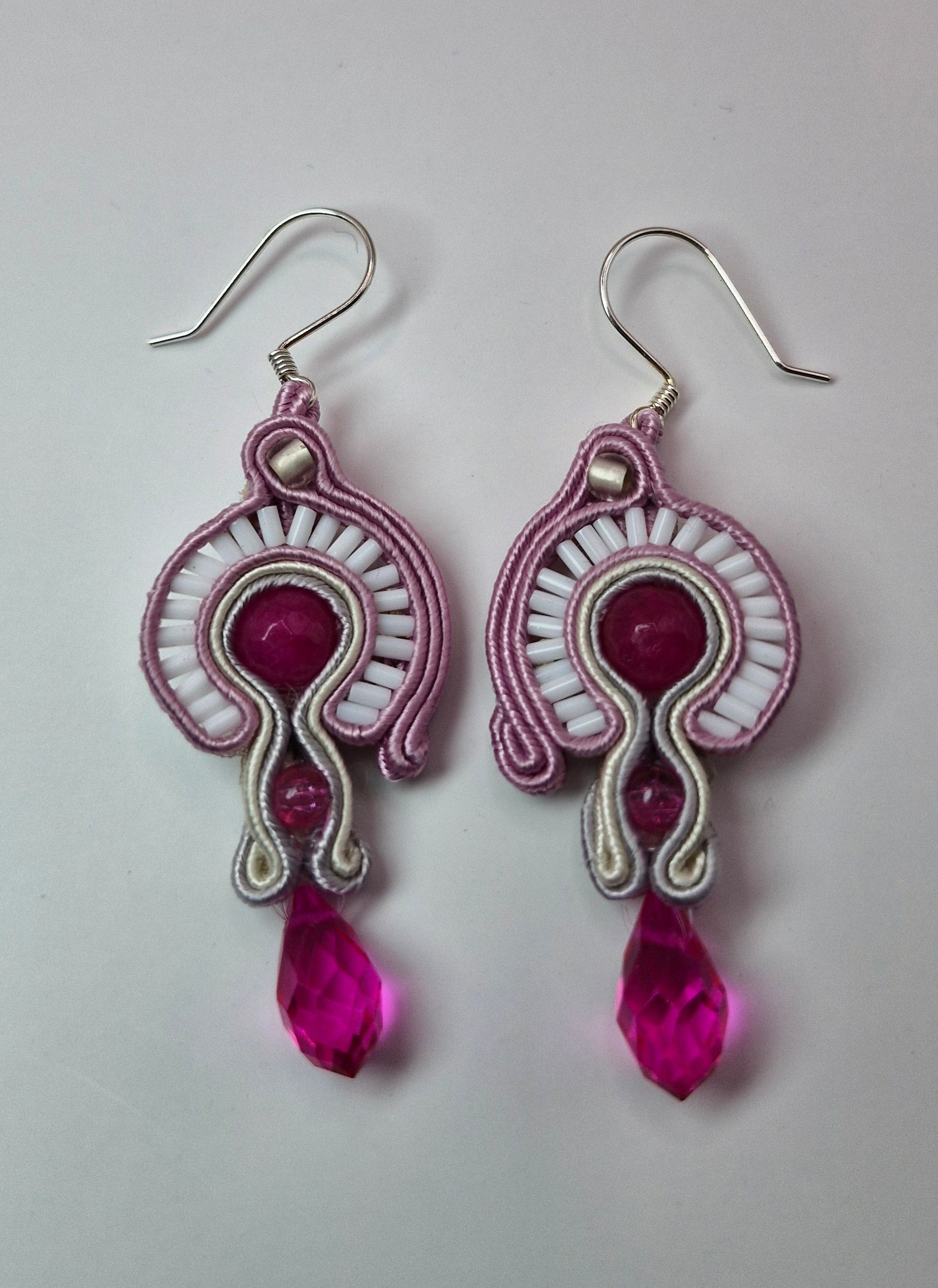 Kolczyki sutasz Pink Crystal Drop – pudrowy róż z malinową kroplą