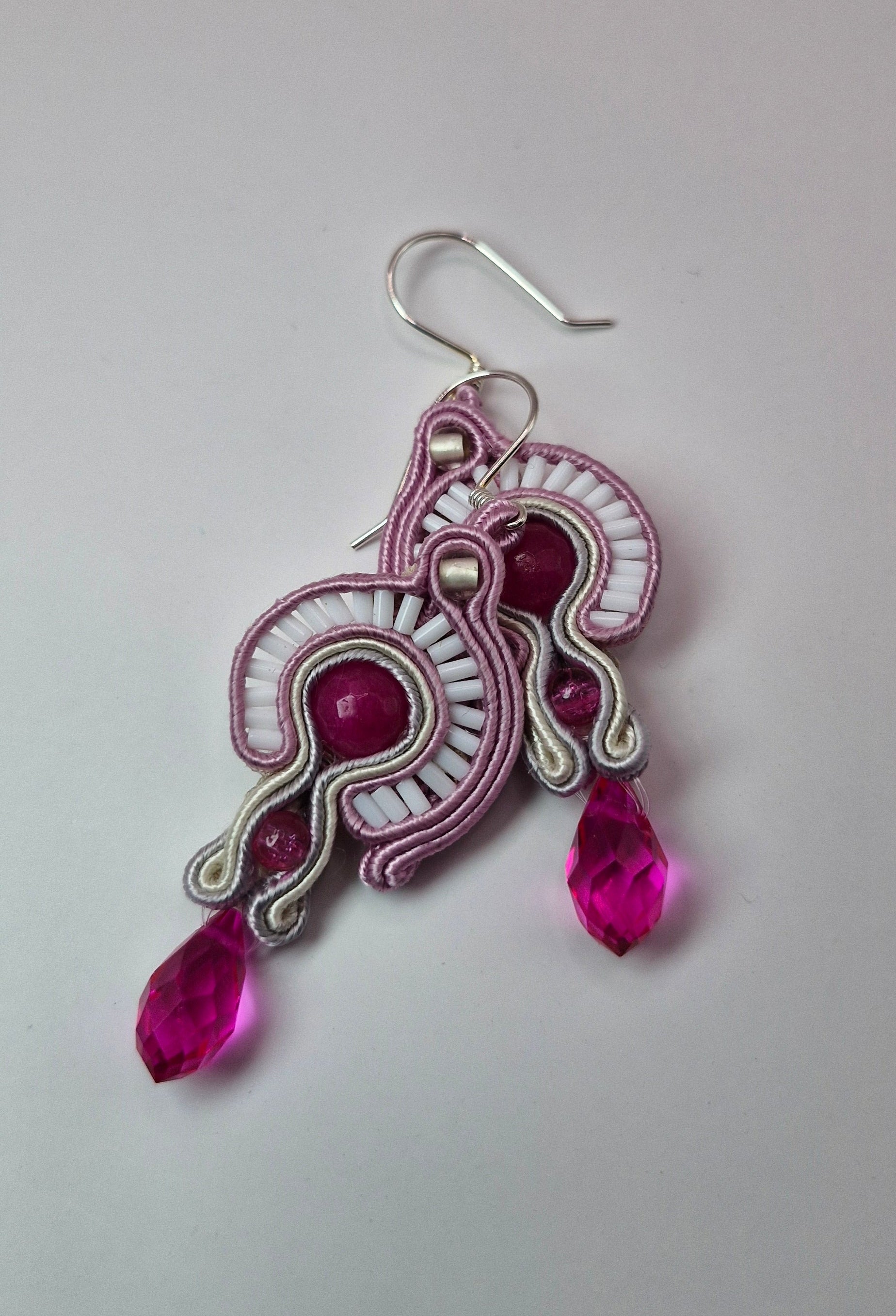 Kolczyki sutasz Pink Crystal Drop – pudrowy róż z malinową kroplą