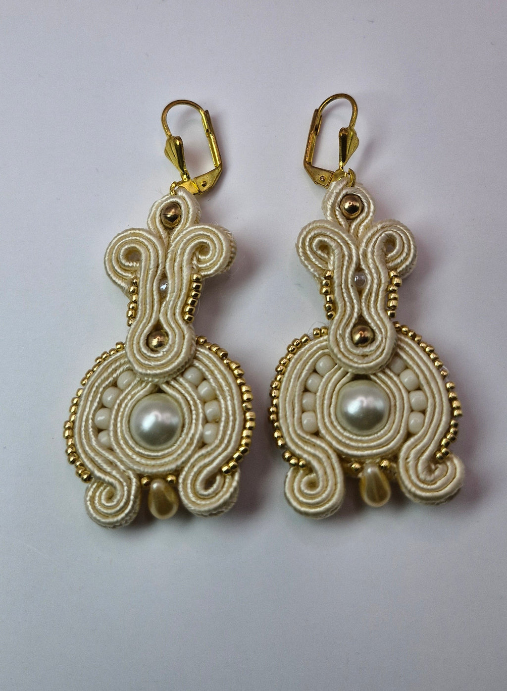 Kolczyki sutasz Ecru Pearl Classic – ecru ze złotym akcentem