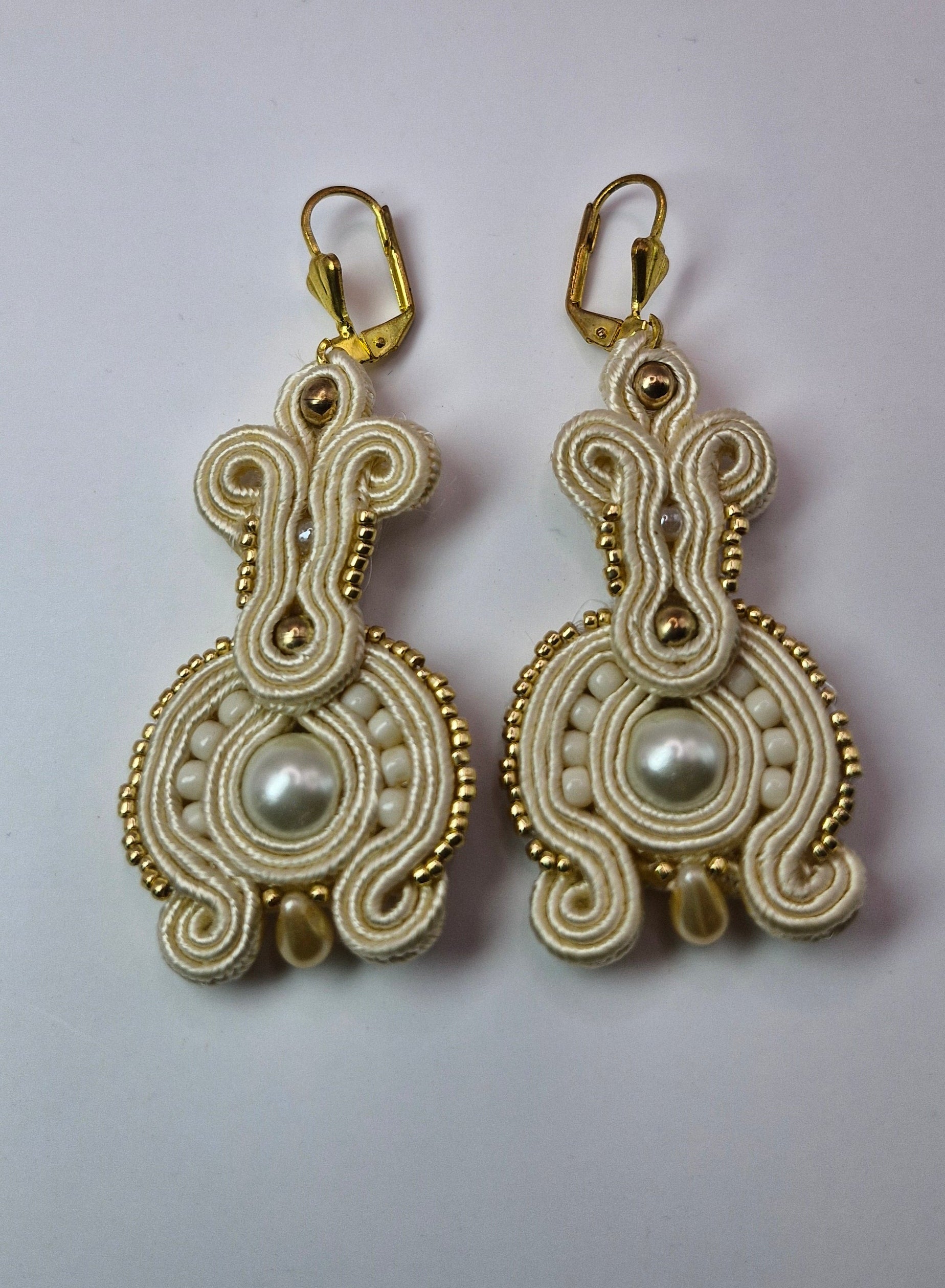 Kolczyki sutasz Ecru Pearl Classic – ecru ze złotym akcentem