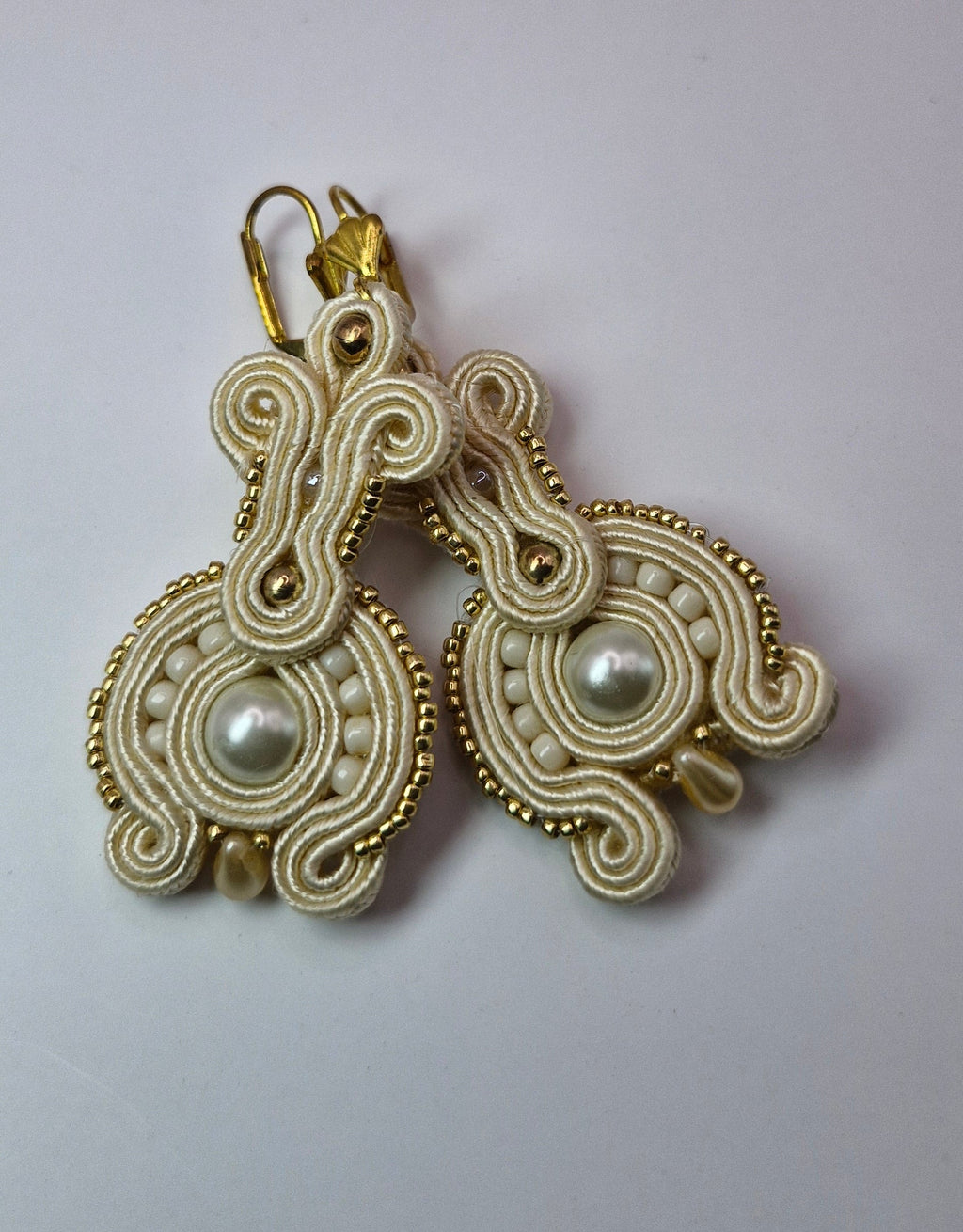 Kolczyki sutasz Ecru Pearl Classic – ecru ze złotym akcentem