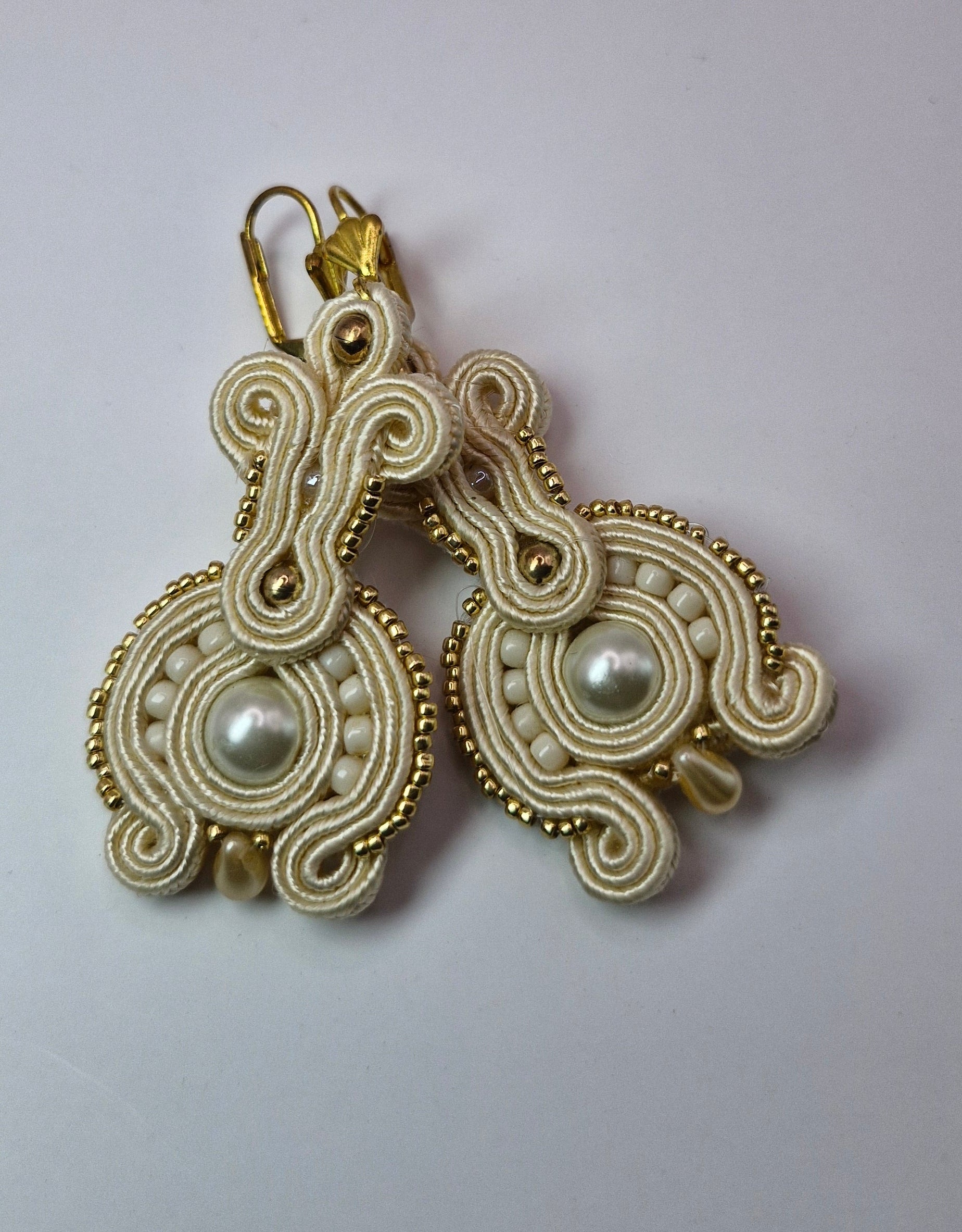 Kolczyki sutasz Ecru Pearl Classic – ecru ze złotym akcentem