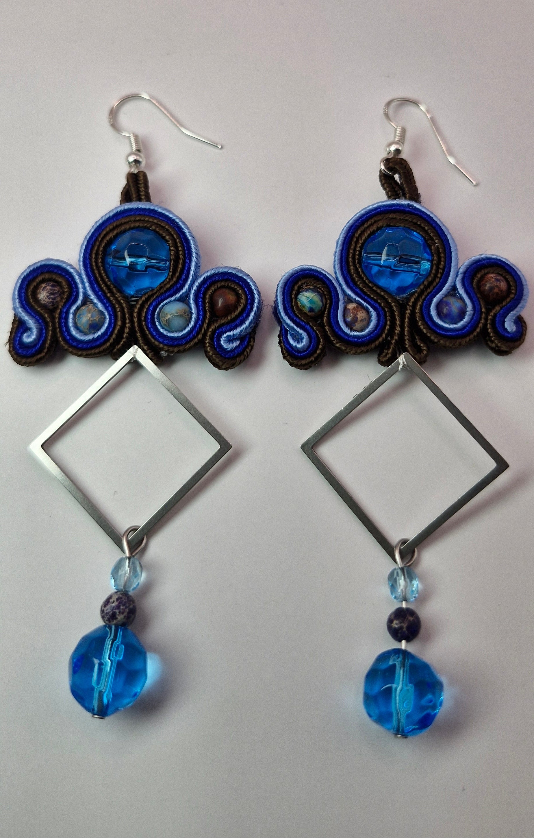 Kolczyki sutasz Blue Geometric – kobalt z geometrycznym rombem