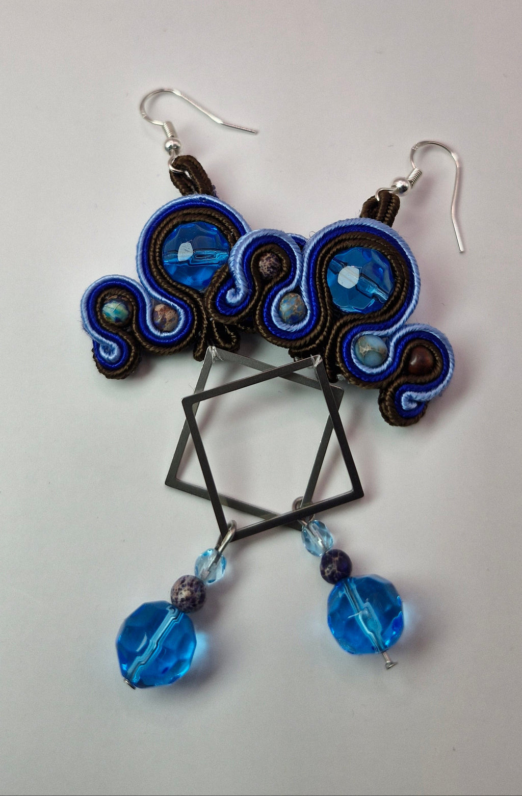 Kolczyki sutasz Blue Geometric – kobalt z geometrycznym rombem