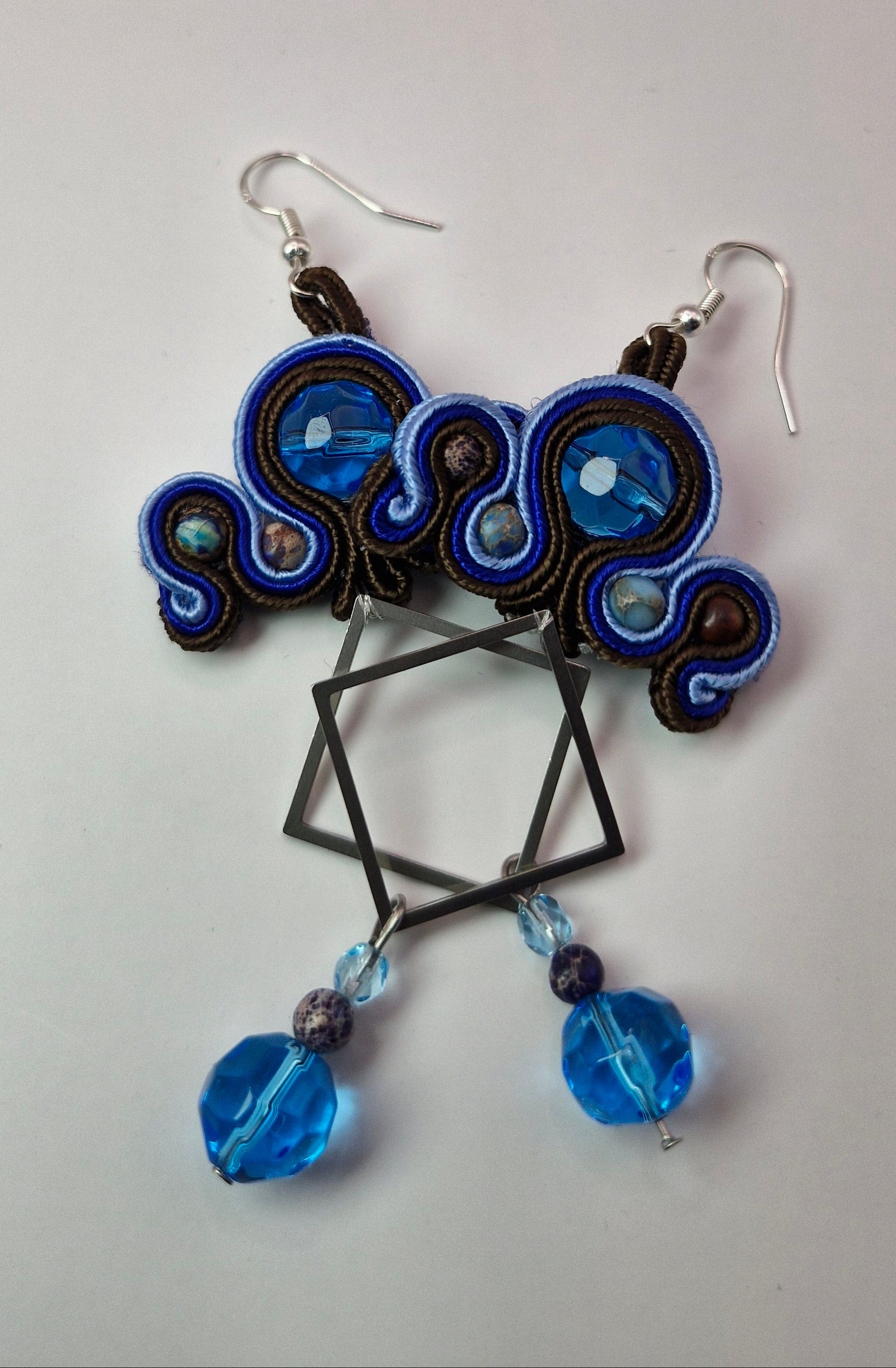 Kolczyki sutasz Blue Geometric – kobalt z geometrycznym rombem