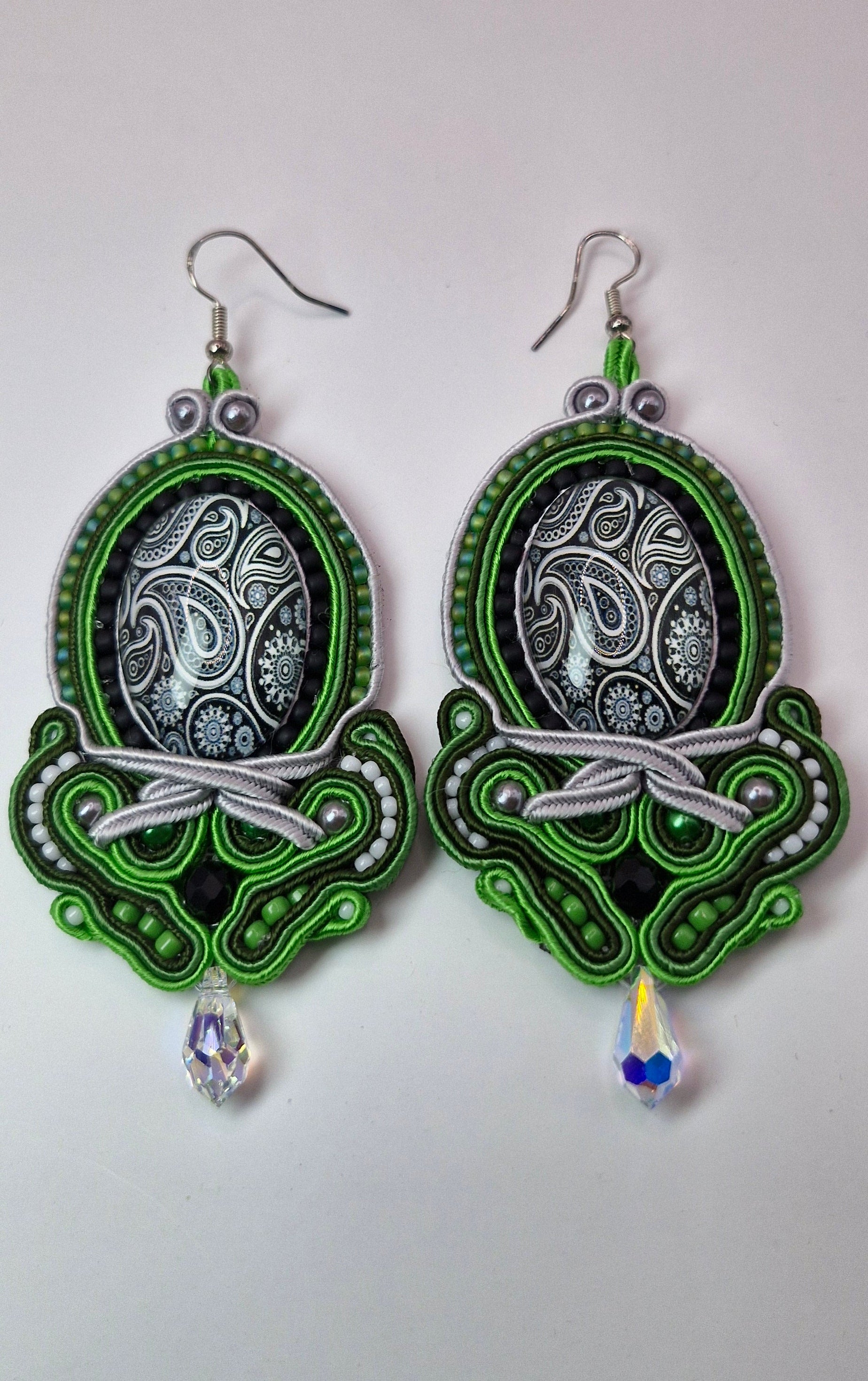 Kolczyki sutasz Green Paisley Gala – duże z kaboszonem paisley