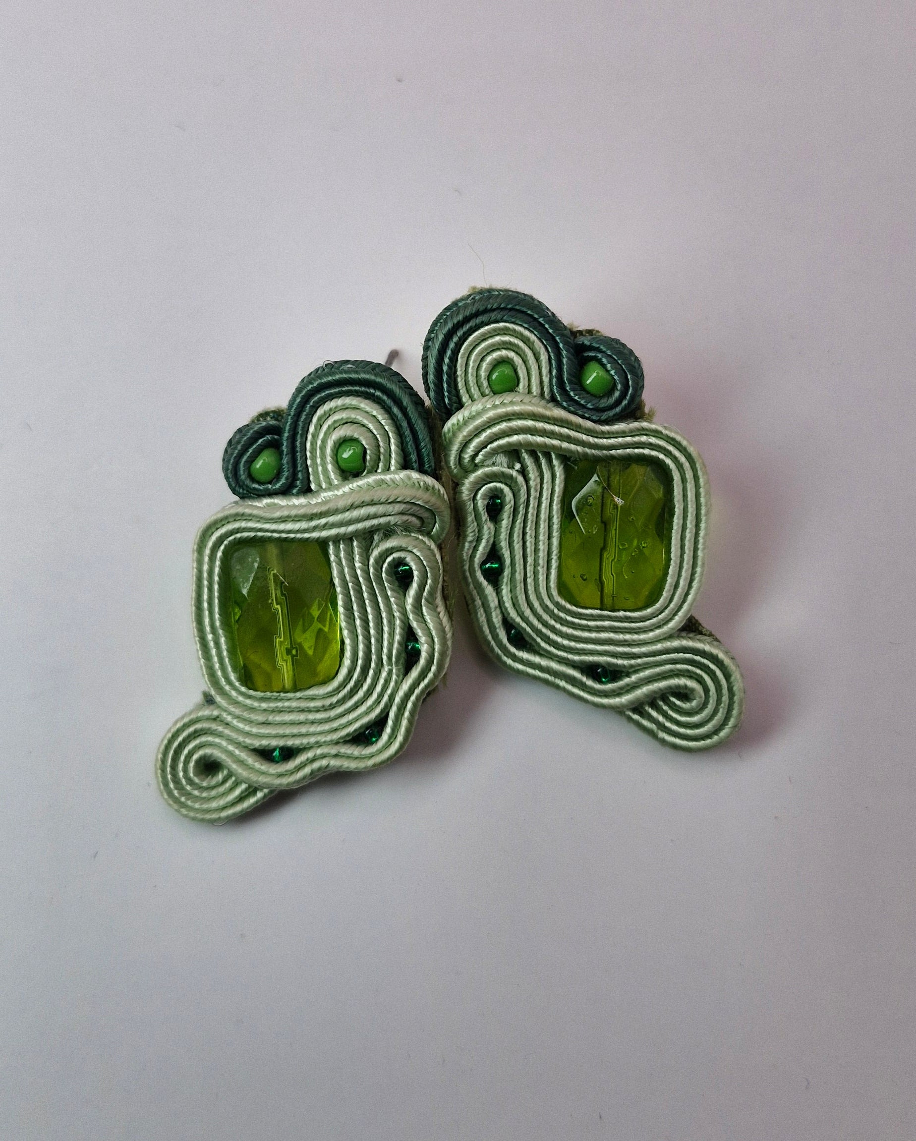 Kolczyki sutasz Lime Twist Mini – limonkowe, asymetryczna linia