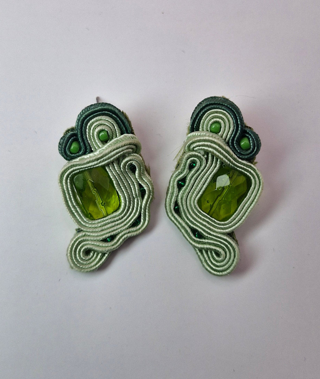 Kolczyki sutasz Lime Twist Mini – limonkowe, asymetryczna linia