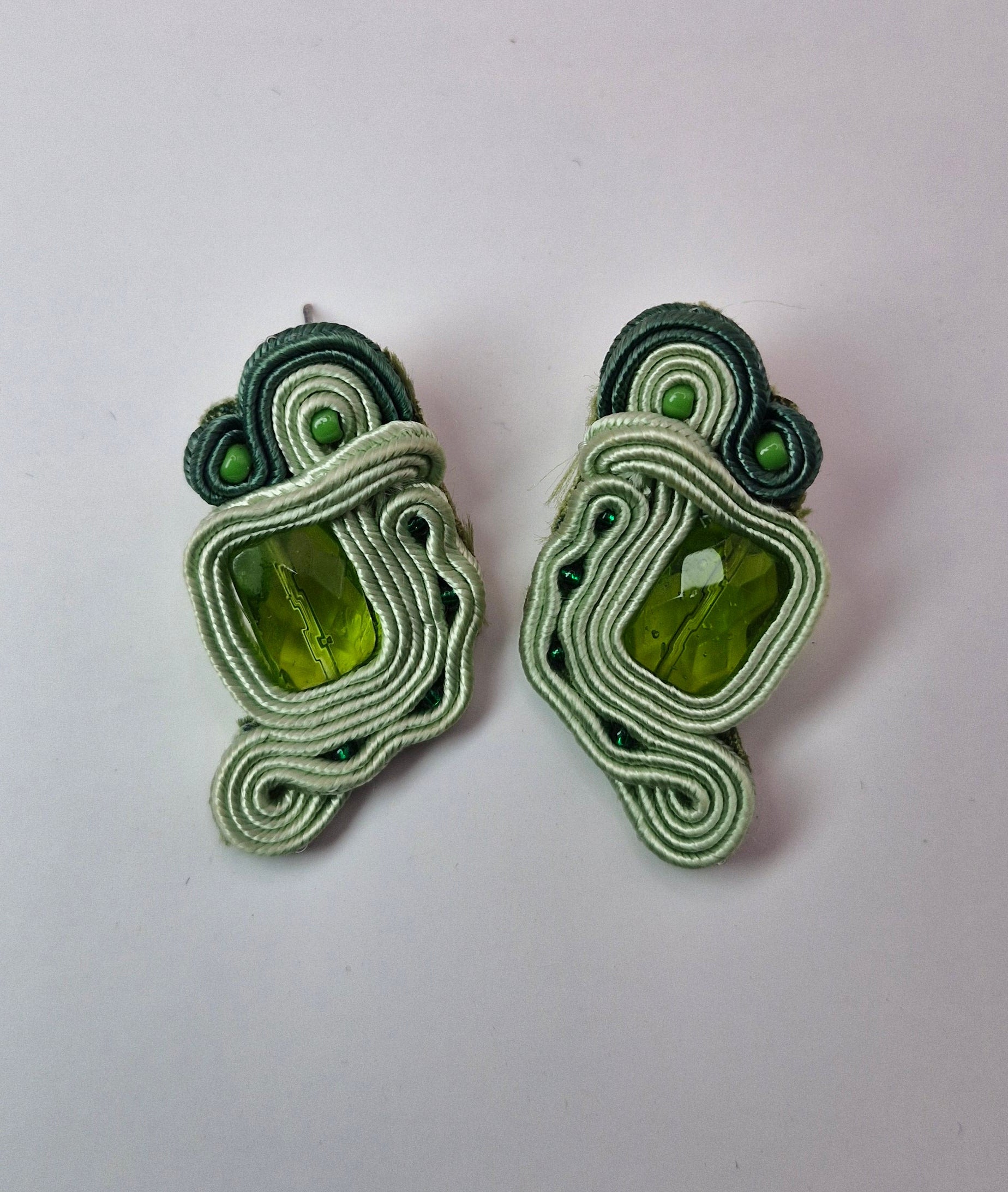 Kolczyki sutasz Lime Twist Mini – limonkowe, asymetryczna linia