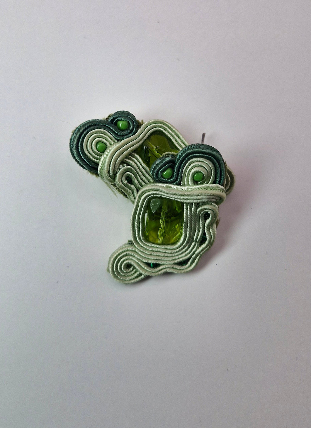 Kolczyki sutasz Lime Twist Mini – limonkowe, asymetryczna linia