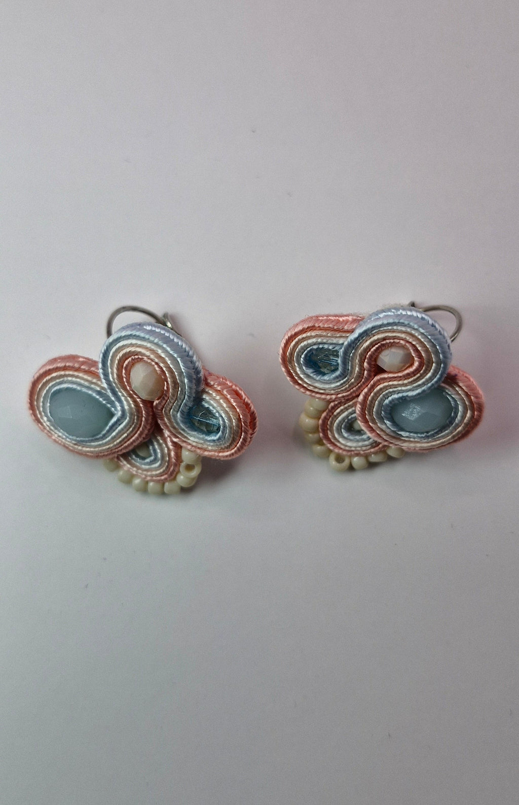 Kolczyki sutasz Pastel Clouds – błękit i róż, drobne perełki