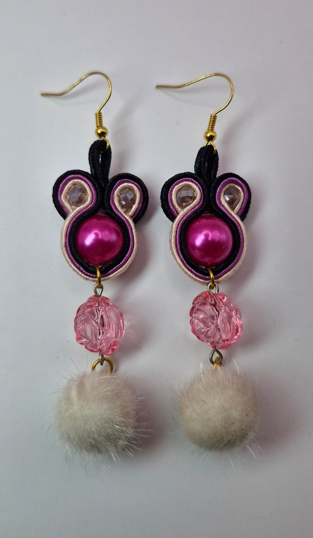 Kolczyki sutasz Fuksja & Ecru z pomponikami (sutasz)