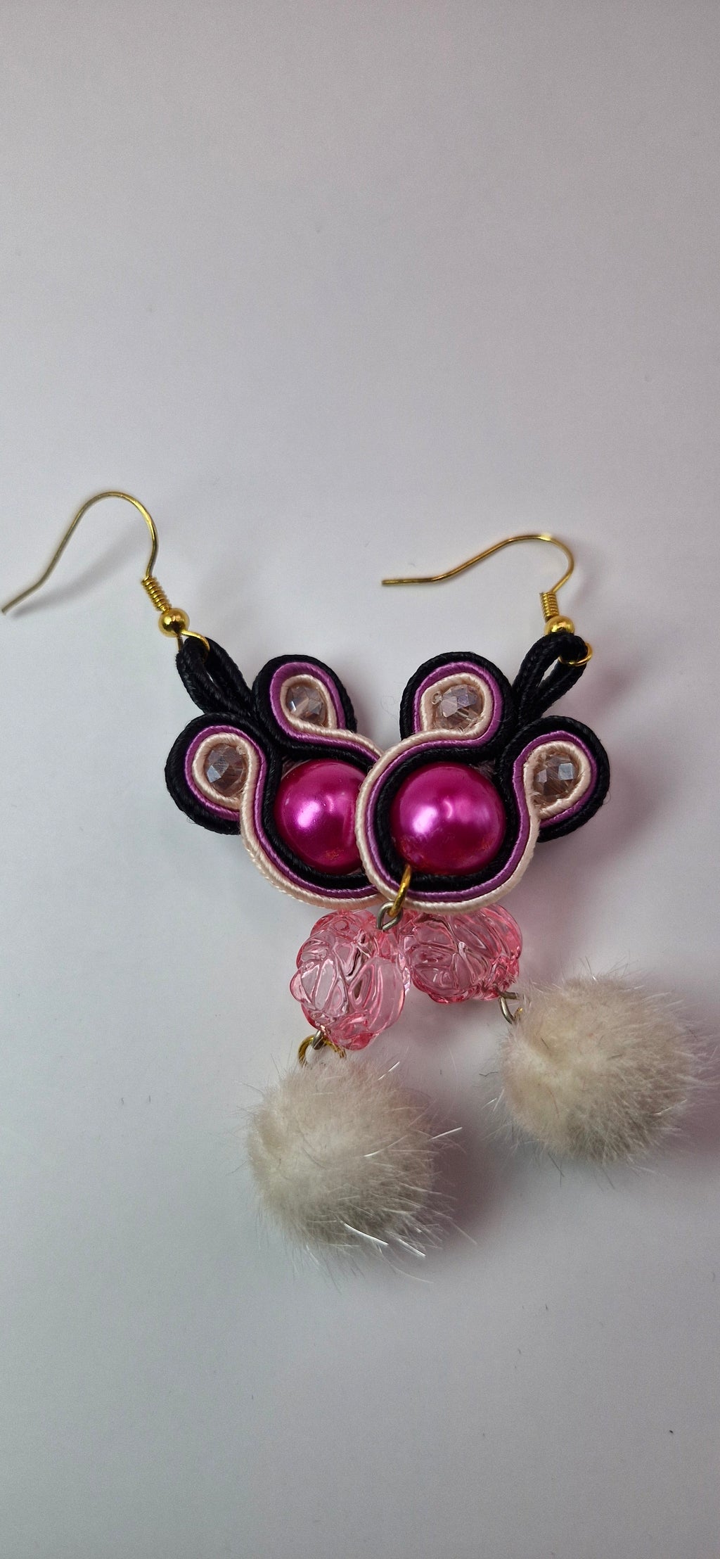 Kolczyki sutasz Fuksja & Ecru z pomponikami (sutasz)