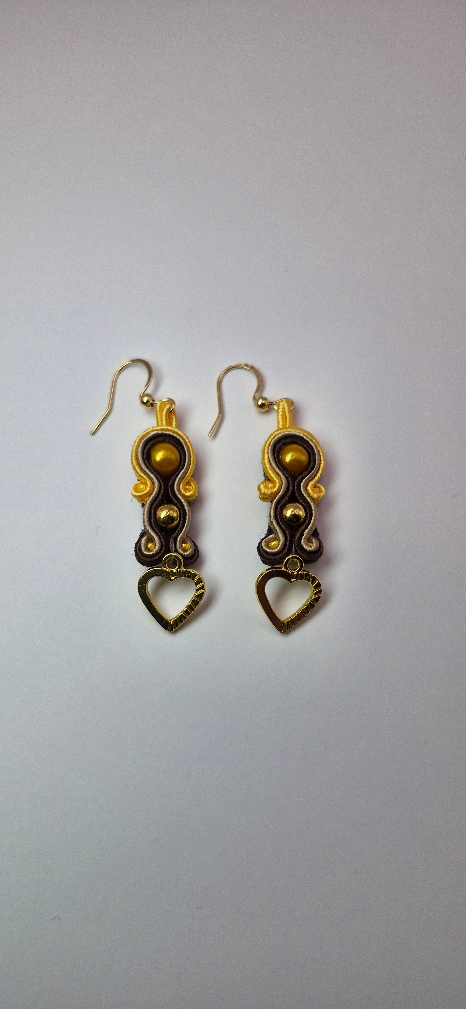 Kolczyki sutasz żółto-karmelowe z sercem