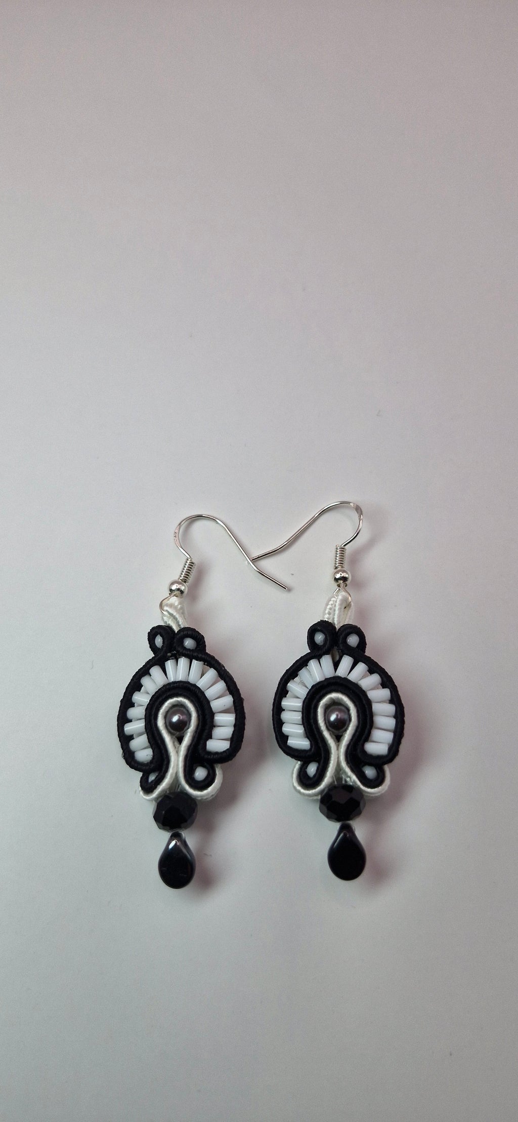 Kolczyki sutasz czarno-białe, kropla, klasyczne