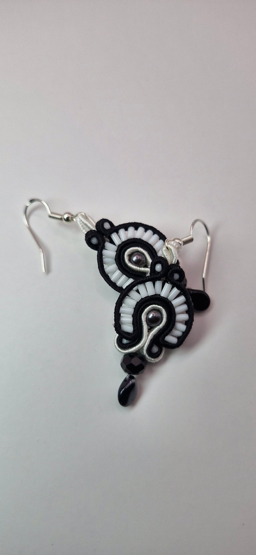 Kolczyki sutasz czarno-białe, kropla, klasyczne