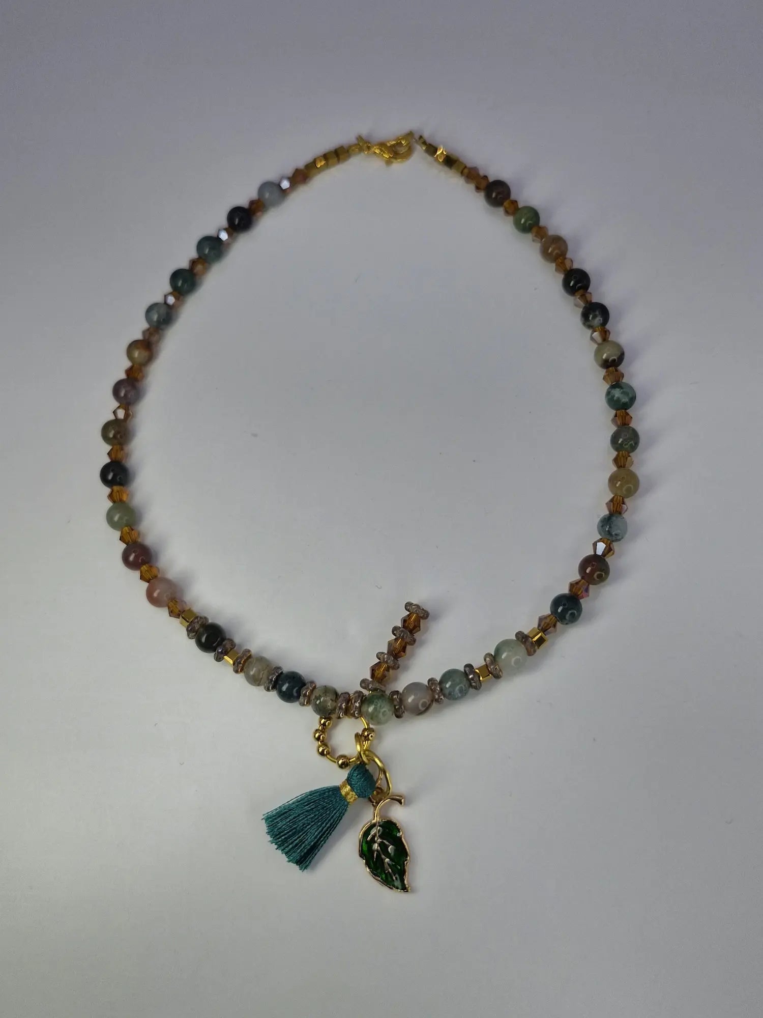 Naszyjnik z kamieni „Leśny Liść” — agat + chwost