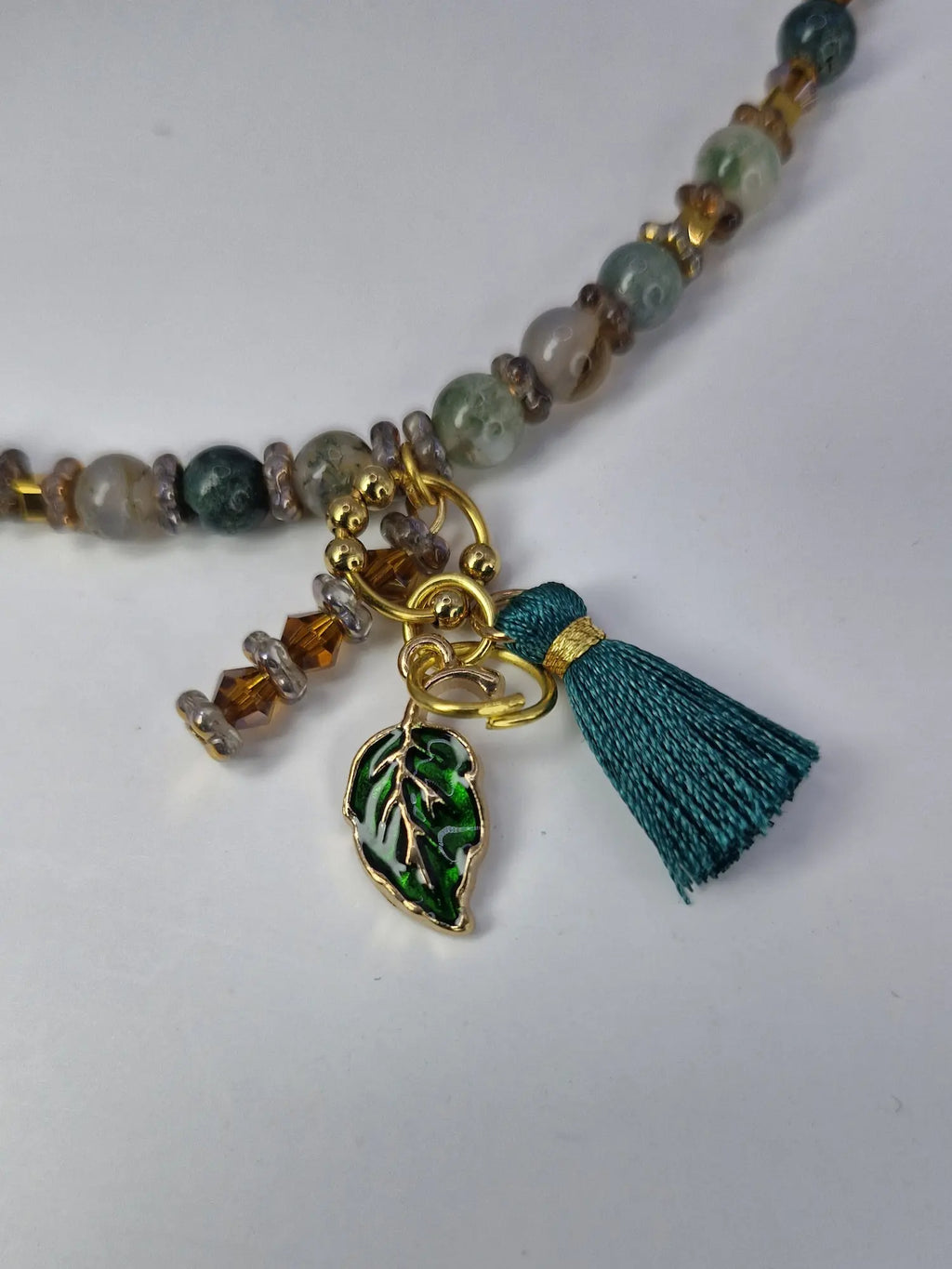 Naszyjnik z kamieni „Leśny Liść” — agat + chwost