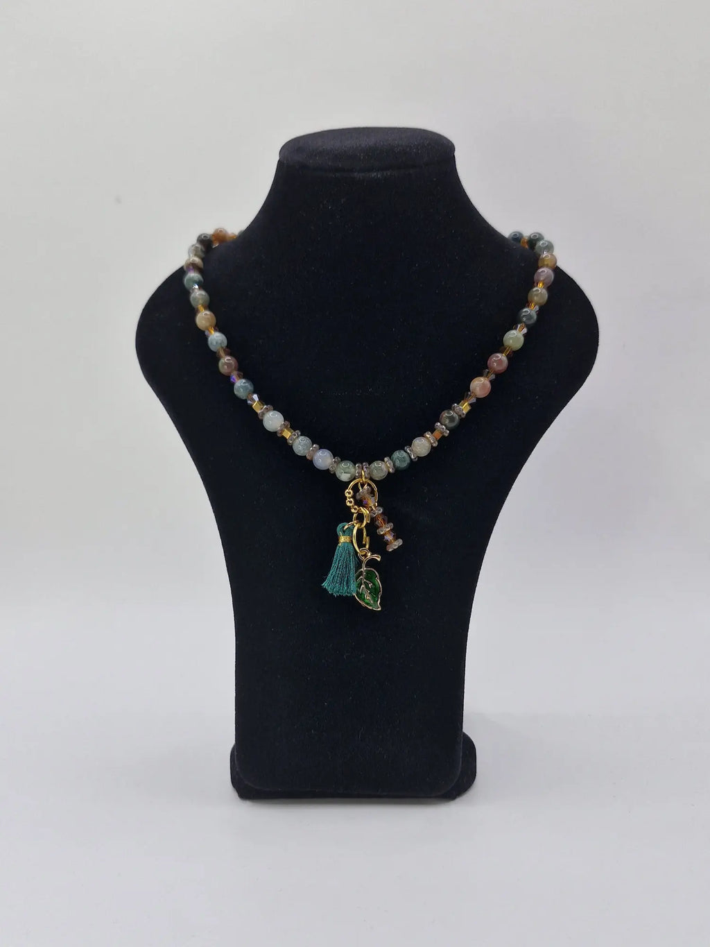 Naszyjnik z kamieni „Leśny Liść” — agat + chwost