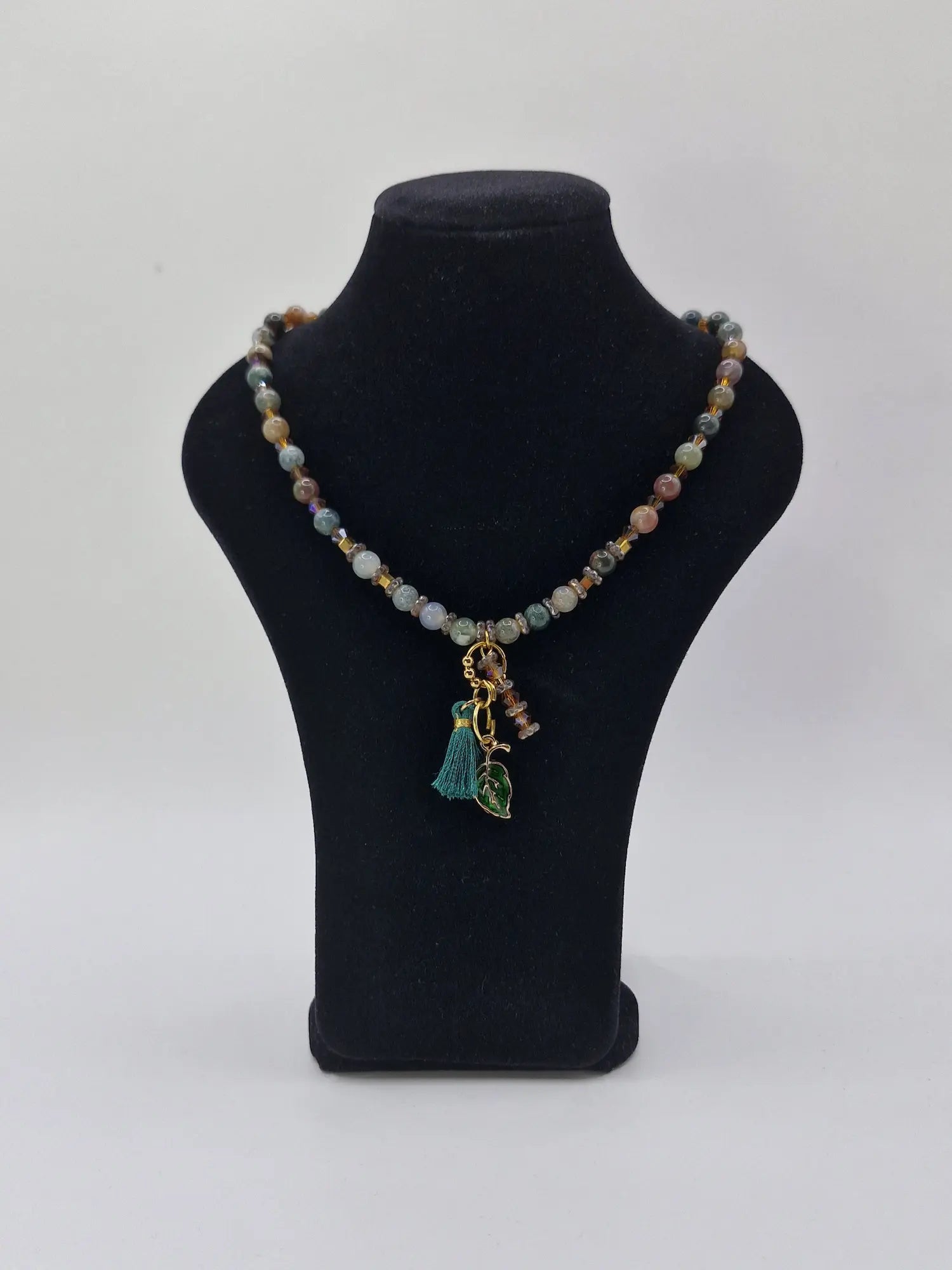 Naszyjnik z kamieni „Leśny Liść” — agat + chwost