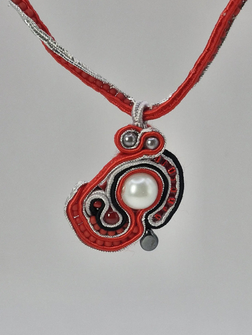 Naszyjnik sutasz „Red & Pearl Drop” — czerwono-srebrny